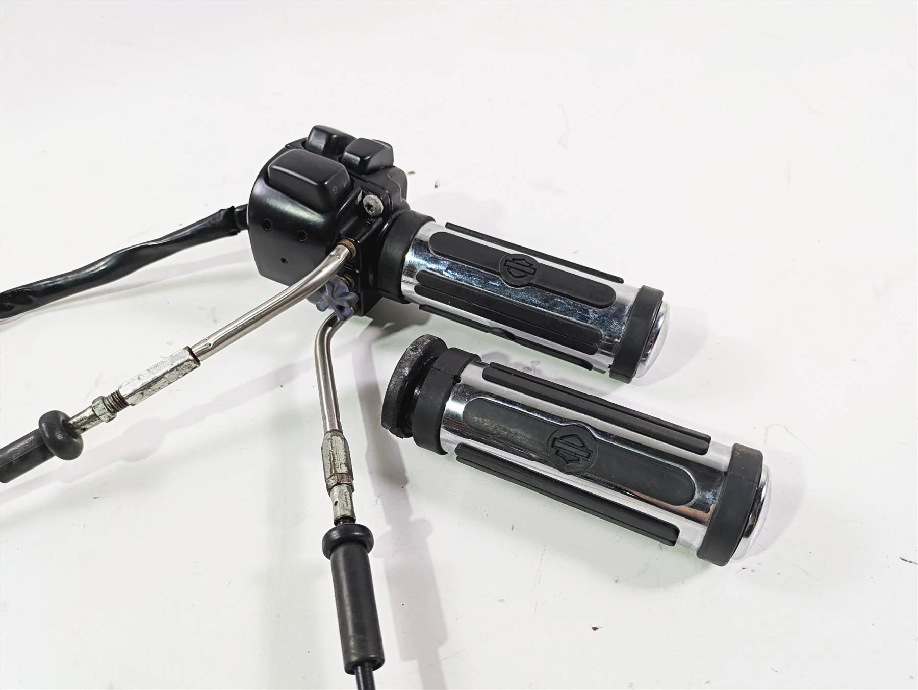 2007 Harley Sportster XL1200 C Right Hand Control Switch Grip Set 71684-06A - Image 2