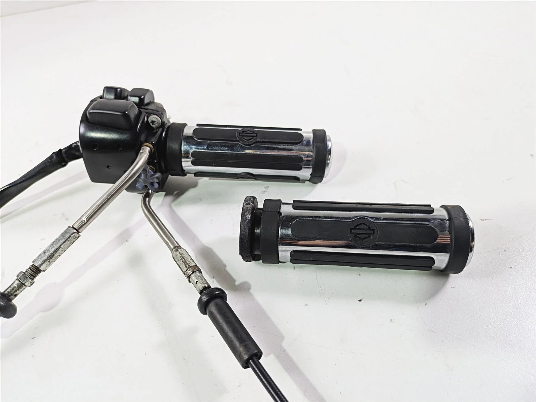 2007 Harley Sportster XL1200 C Right Hand Control Switch Grip Set 71684-06A - Image 3