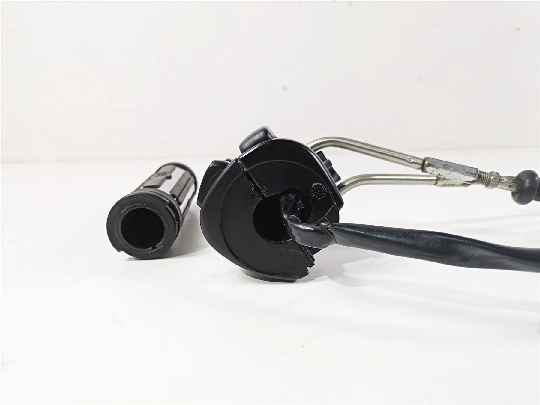 2007 Harley Sportster XL1200 C Right Hand Control Switch Grip Set 71684-06A - Image 4