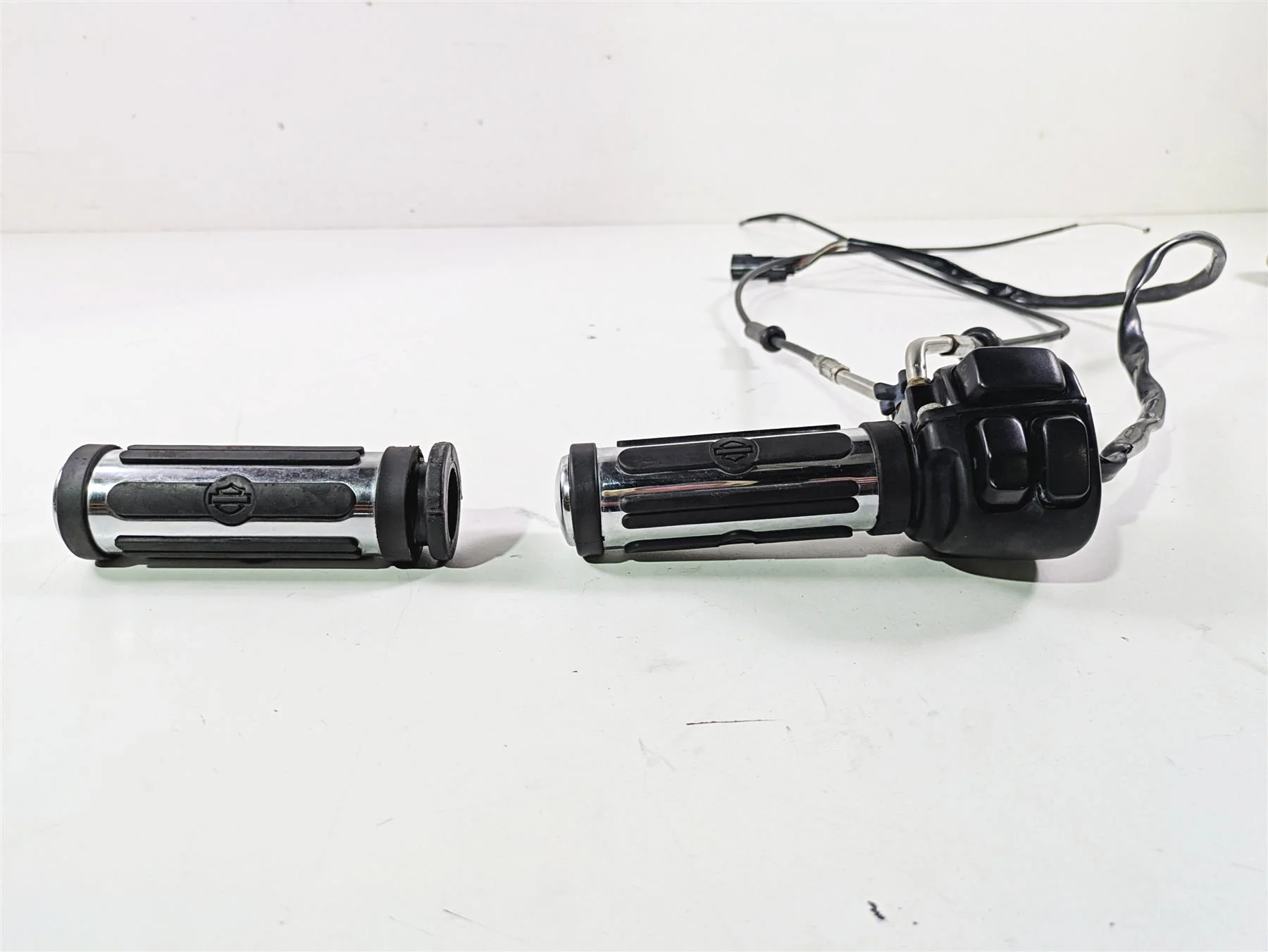 2007 Harley Sportster XL1200 C Right Hand Control Switch Grip Set 71684-06A - Image 5