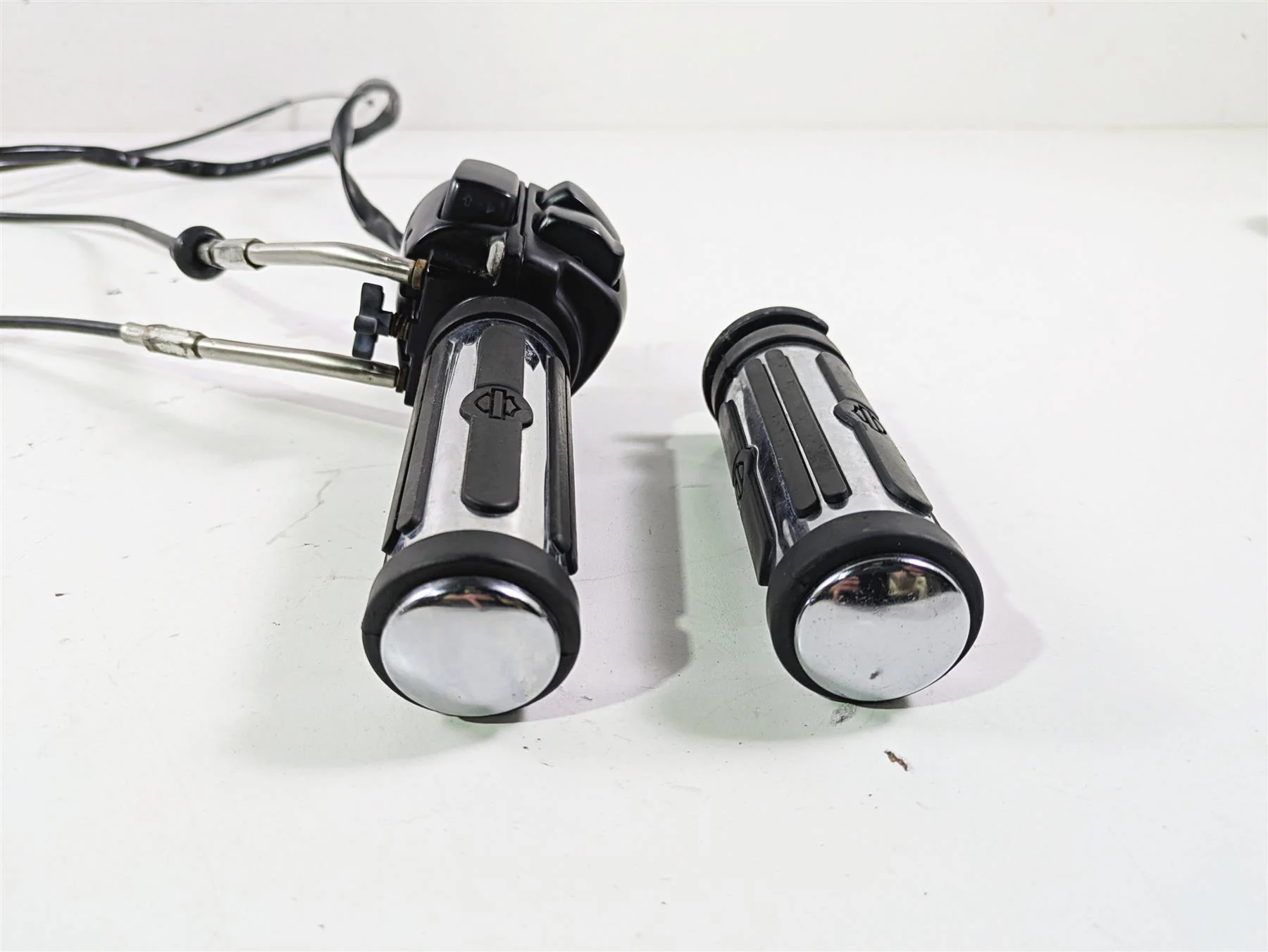 2007 Harley Sportster XL1200 C Right Hand Control Switch Grip Set 71684-06A - Image 6