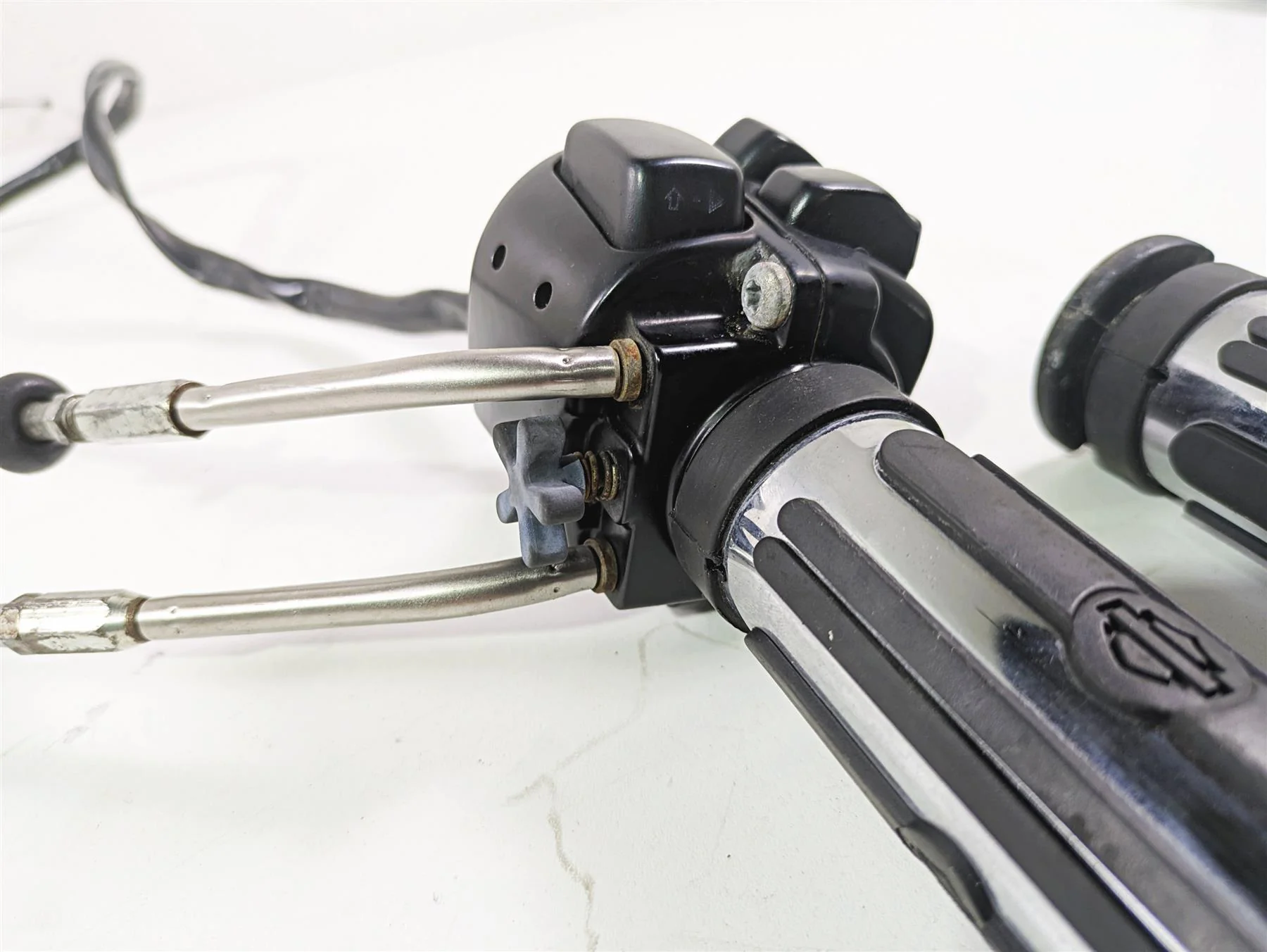 2007 Harley Sportster XL1200 C Right Hand Control Switch Grip Set 71684-06A - Image 7