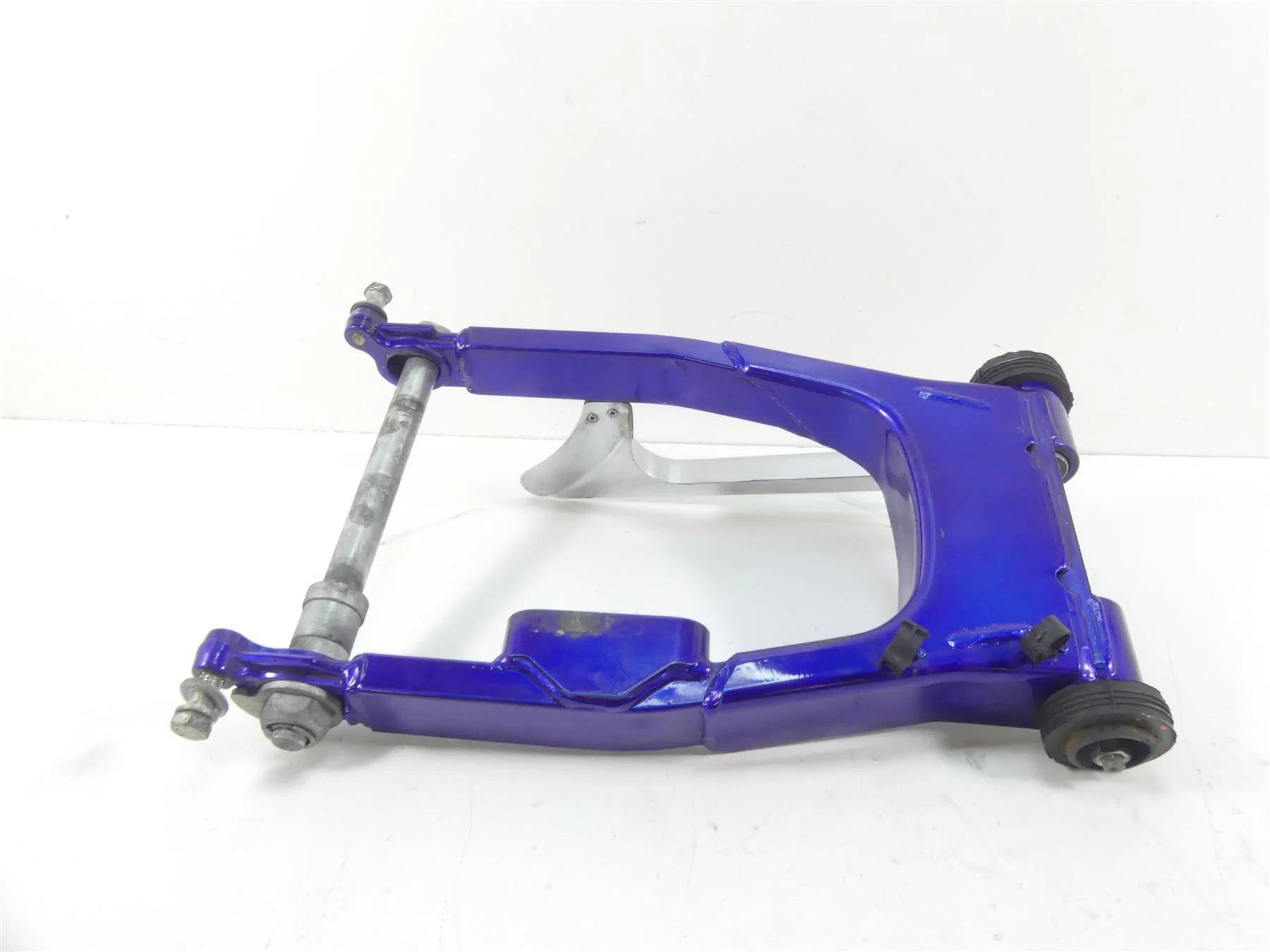 2007 Harley Touring FLHR SE CVO Road King Rear Swingarm Swing Arm +Axle 48616-07 - Image 4