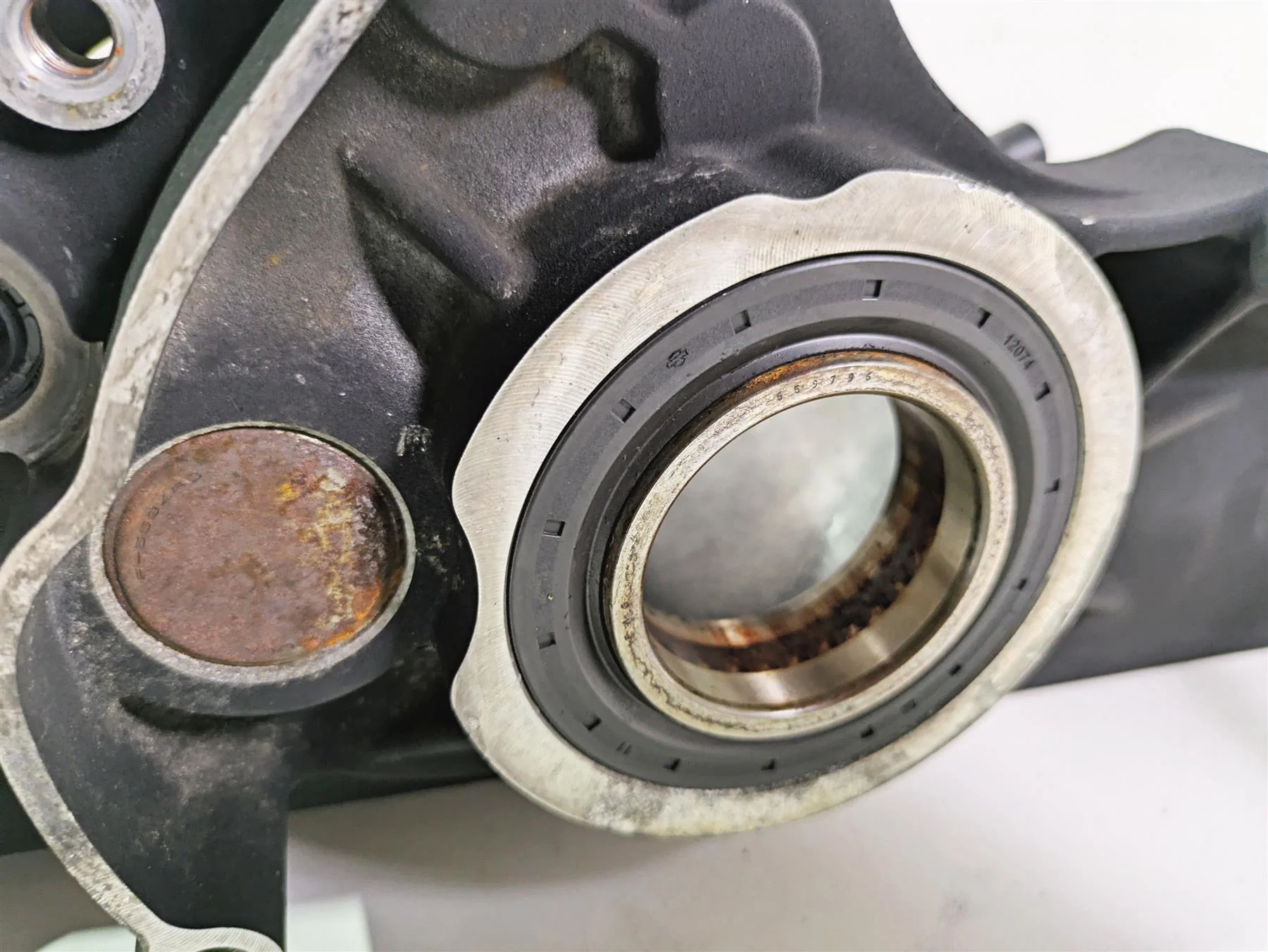 2007 Harley Touring FLHRSE CVO Road King 6-Sp Transmission Housing 33162-07A - Image 11