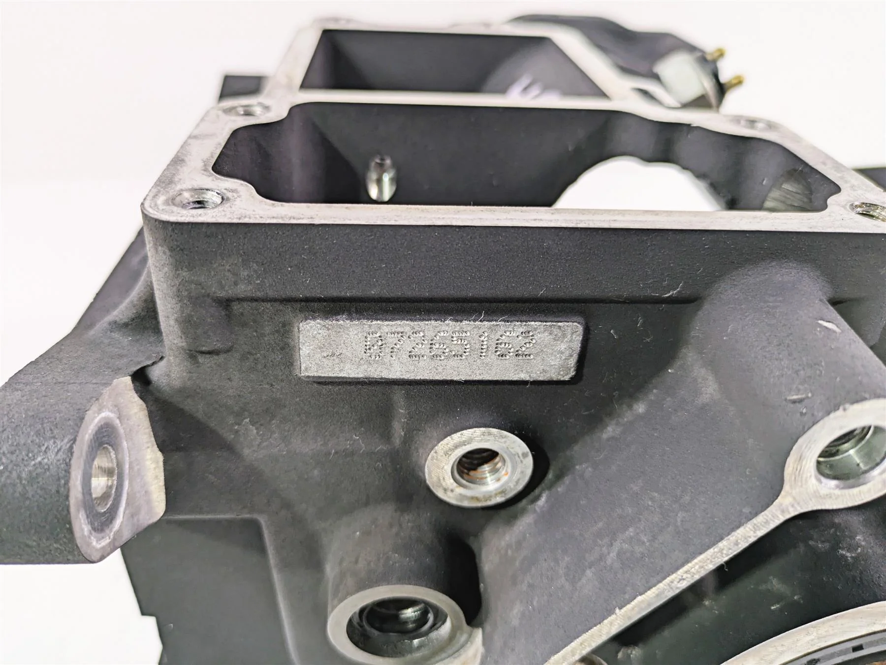2007 Harley Touring FLHRSE CVO Road King 6-Sp Transmission Housing 33162-07A - Image 2