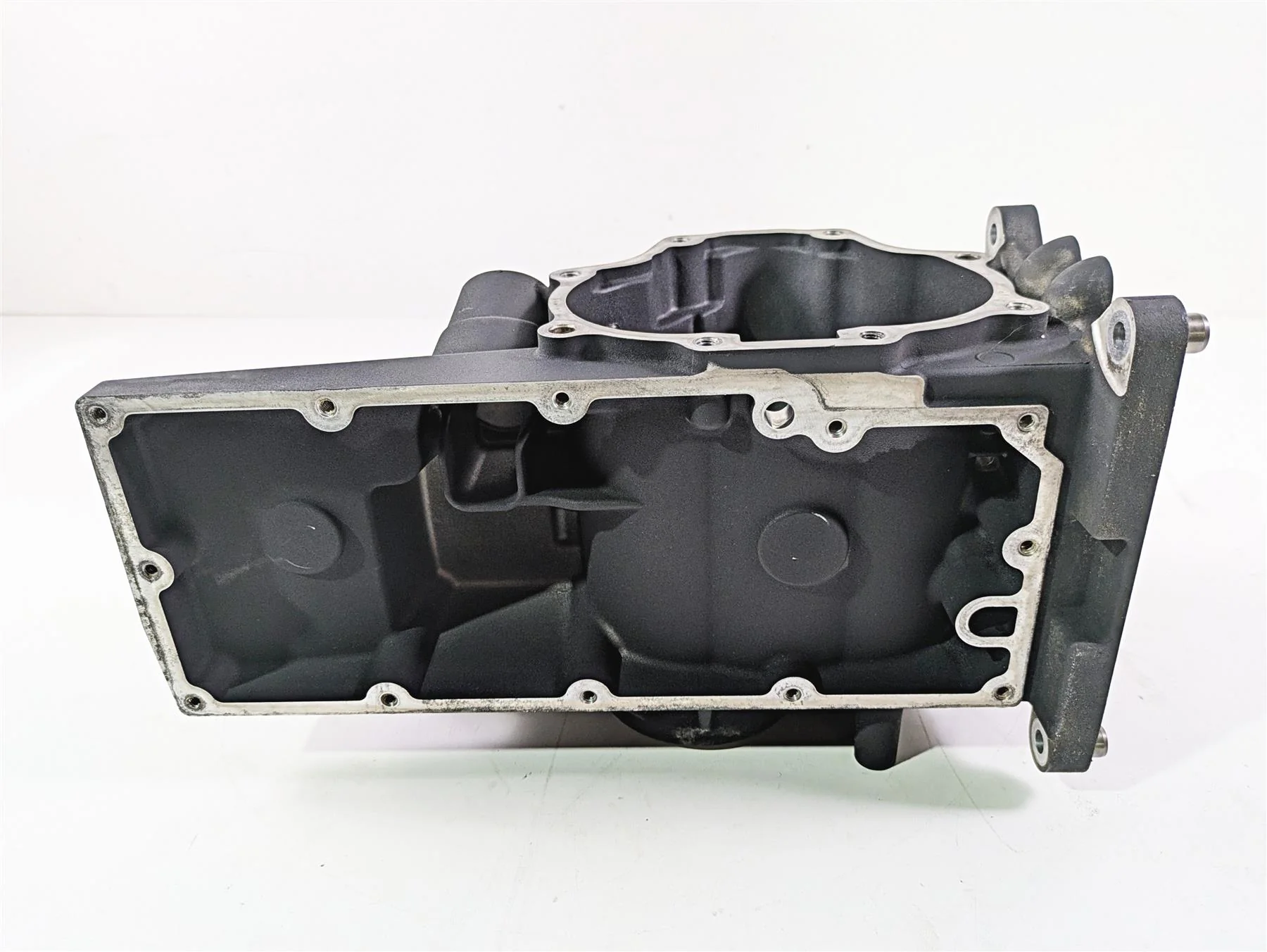 2007 Harley Touring FLHRSE CVO Road King 6-Sp Transmission Housing 33162-07A - Image 8