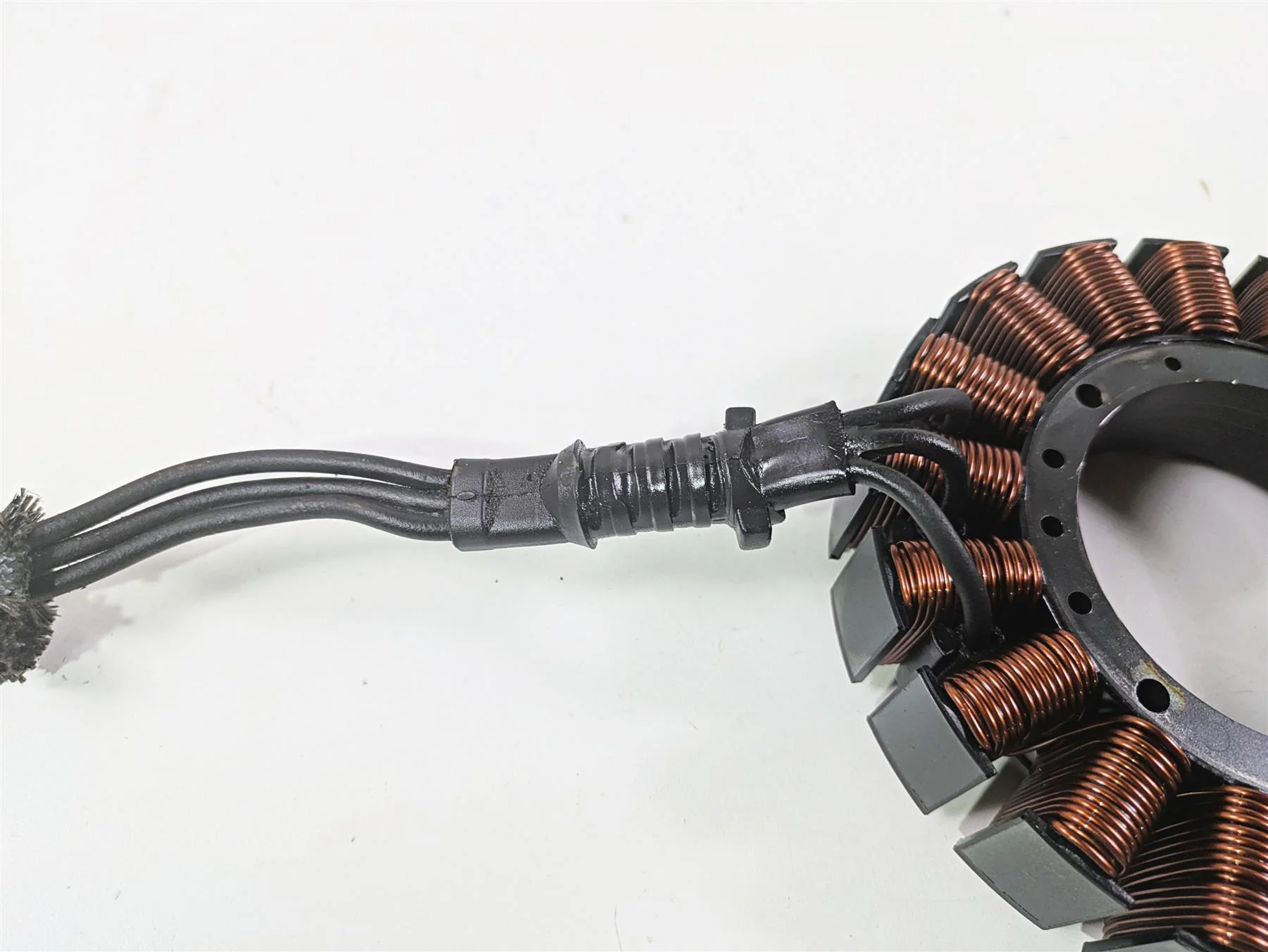 2007 Harley Touring FLHRSE CVO Road King Alternator Stator Regulator 29987-06D - Image 7