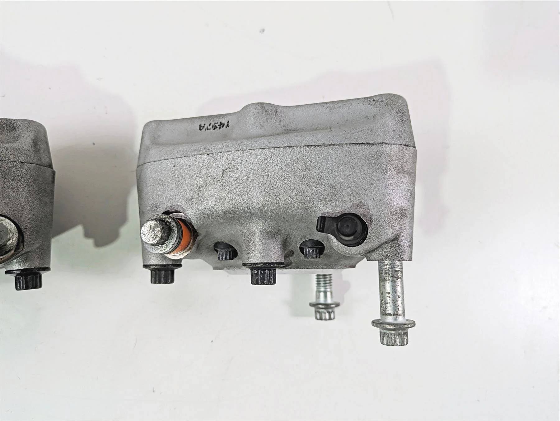 2007 Harley Touring FLHRSE CVO Road King Front Brake Caliper Set 44381-99C - Image 2