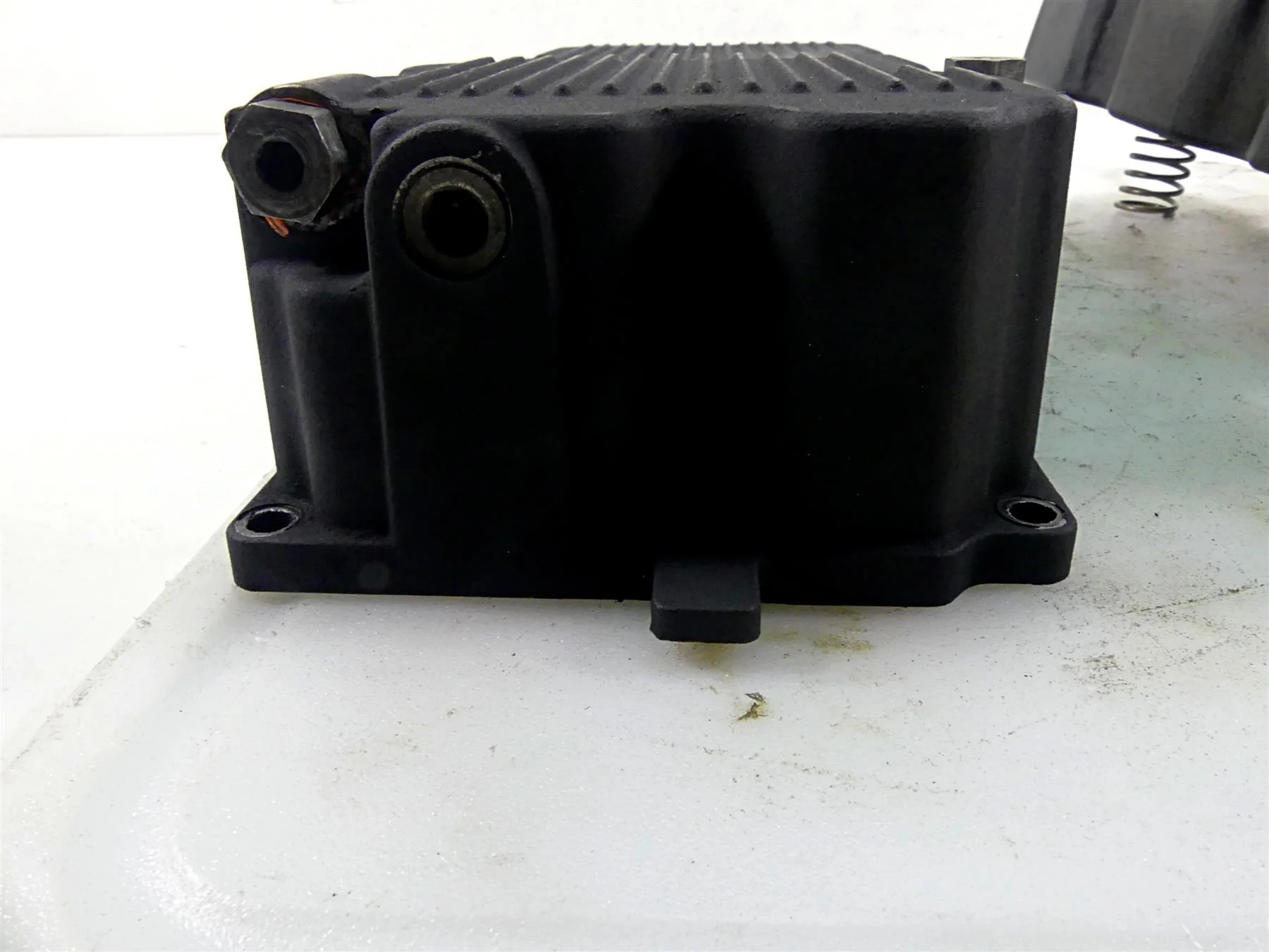 2007 Harley Touring FLHRSE CVO Road King Lower Transmission Oil Pan 62711-99 - Image 5