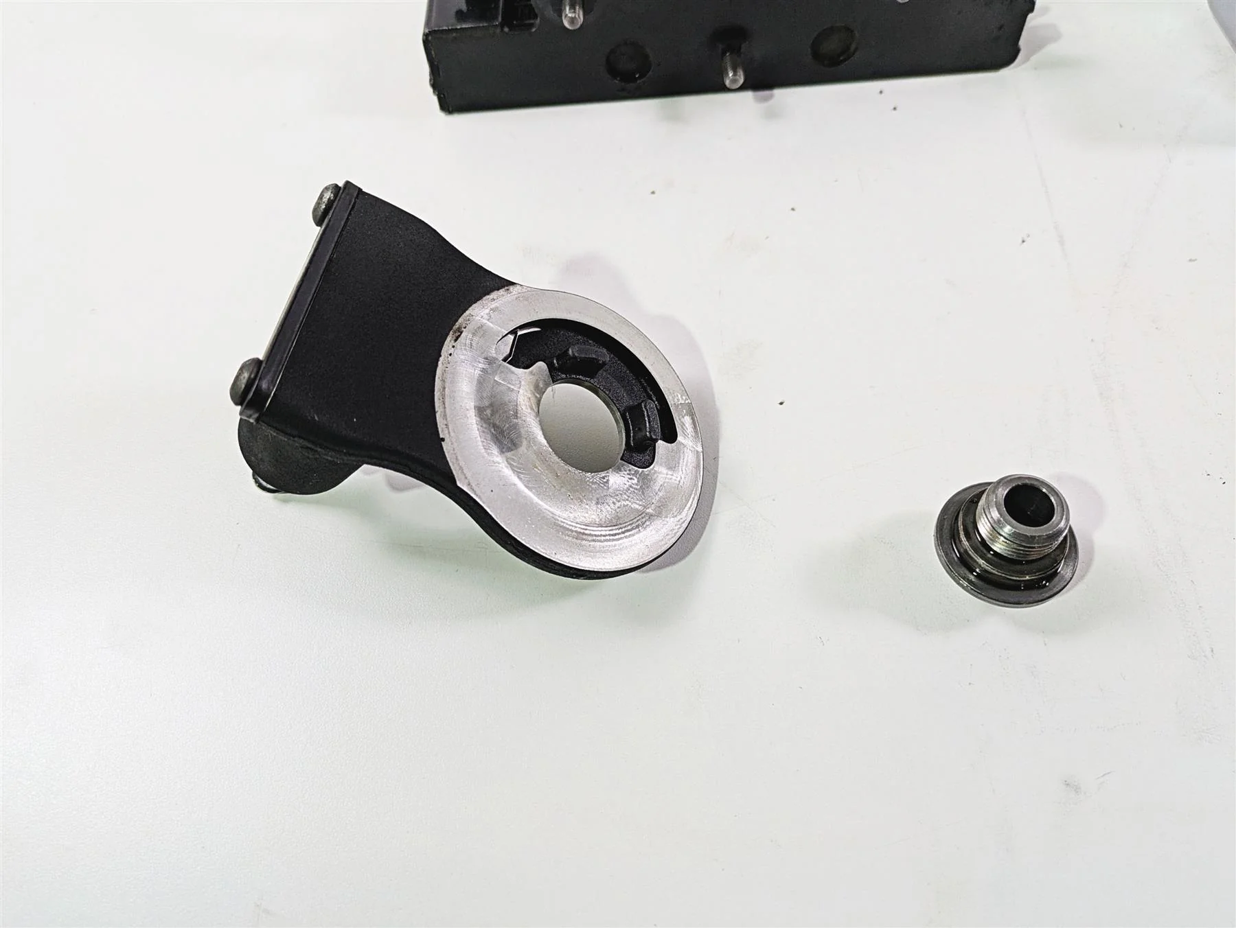 2007 Harley Touring FLHRSE CVO Road King Oil Cooler + Adapter & Cover 63068-07 - Image 11