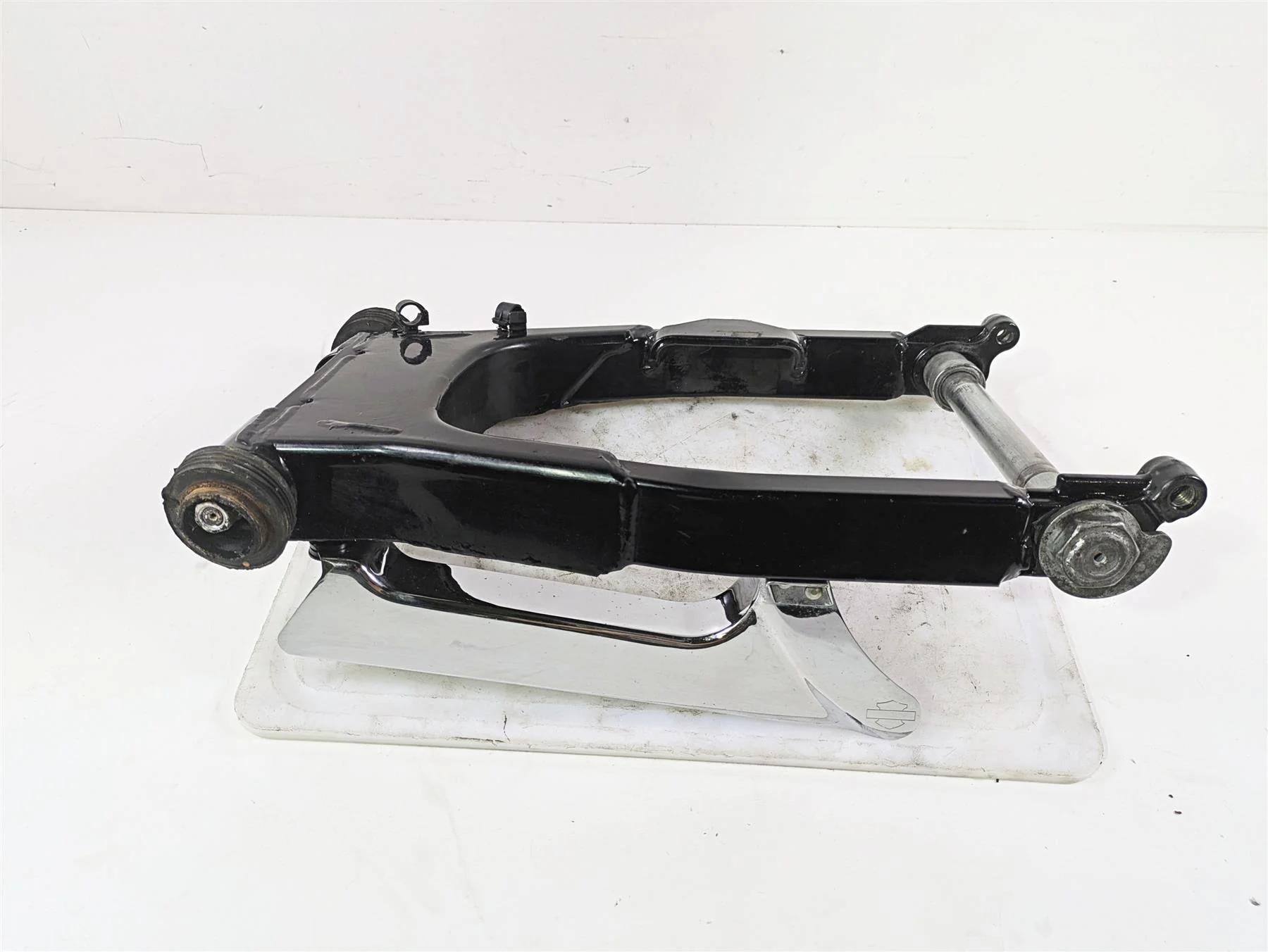 2007 Harley Touring FLHRSE CVO Road King Rear Swingarm Swing Arm 48613-07 - Image 3