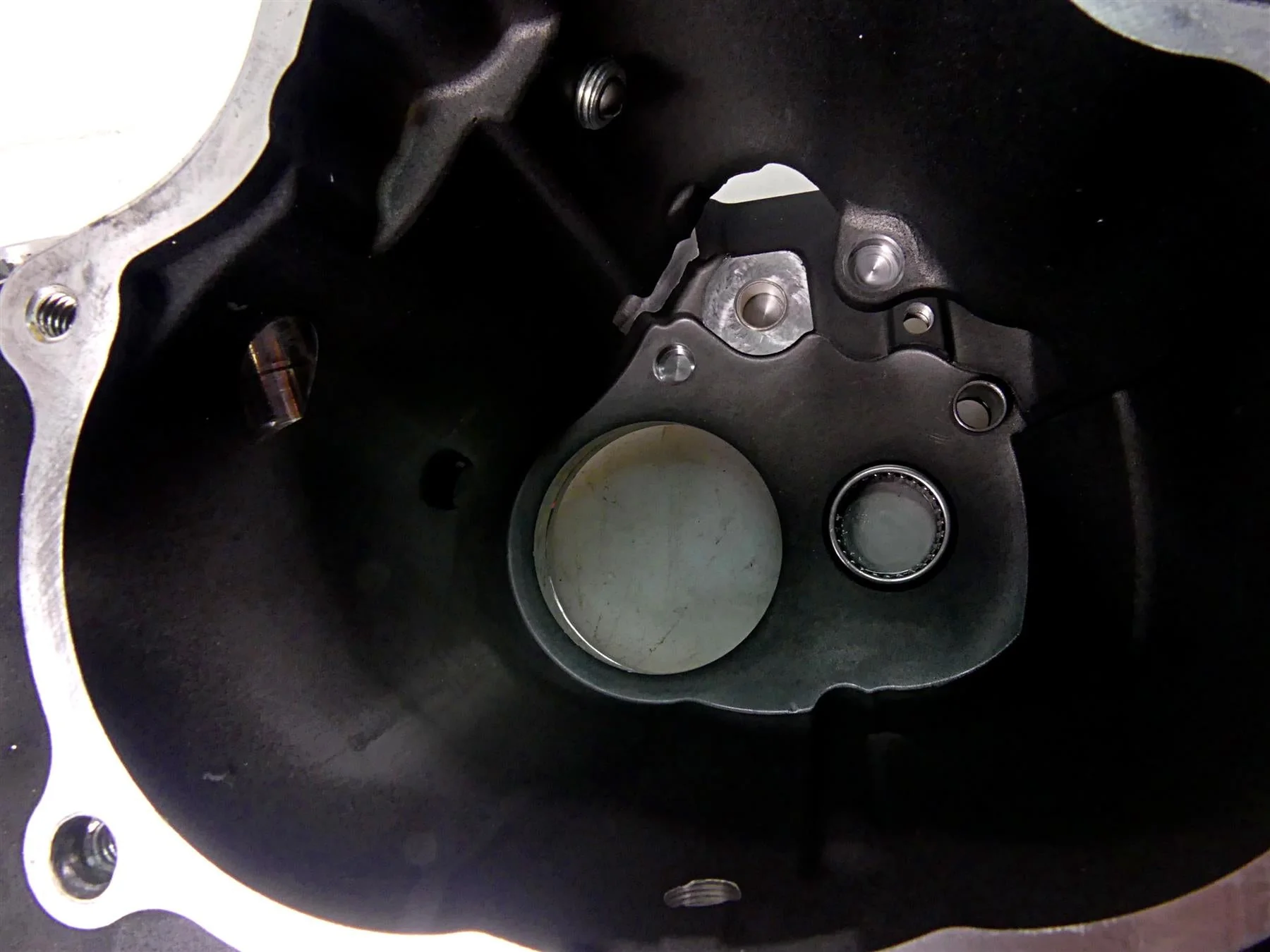 2007 Harley Touring FLHRSE CVO Road King Transmission 6 sp Housing Case 33162-07 - Image 8