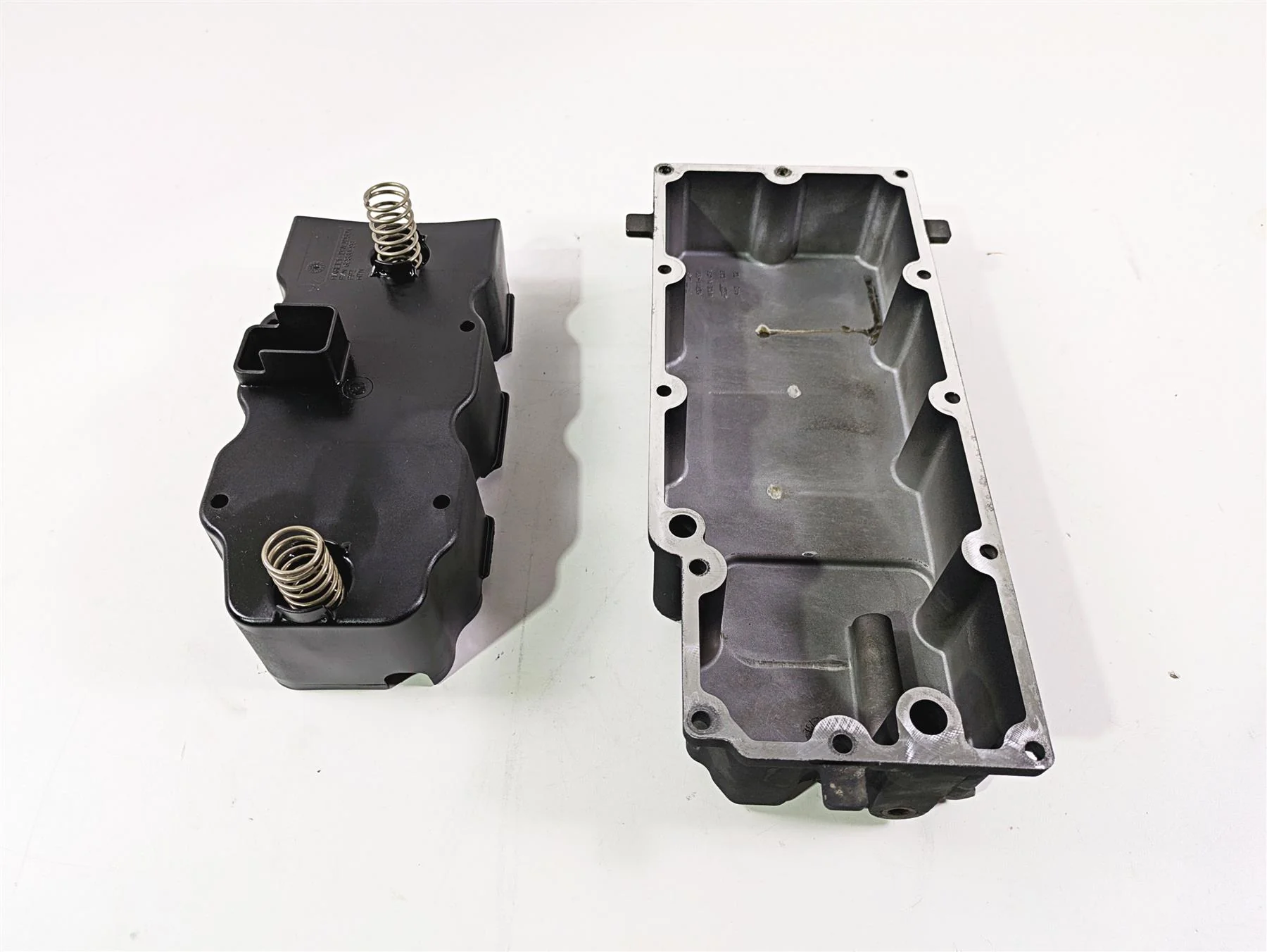 2007 Harley Touring FLHRSE CVO Road King Transmission Oil Pan 62489-99A 62711-99