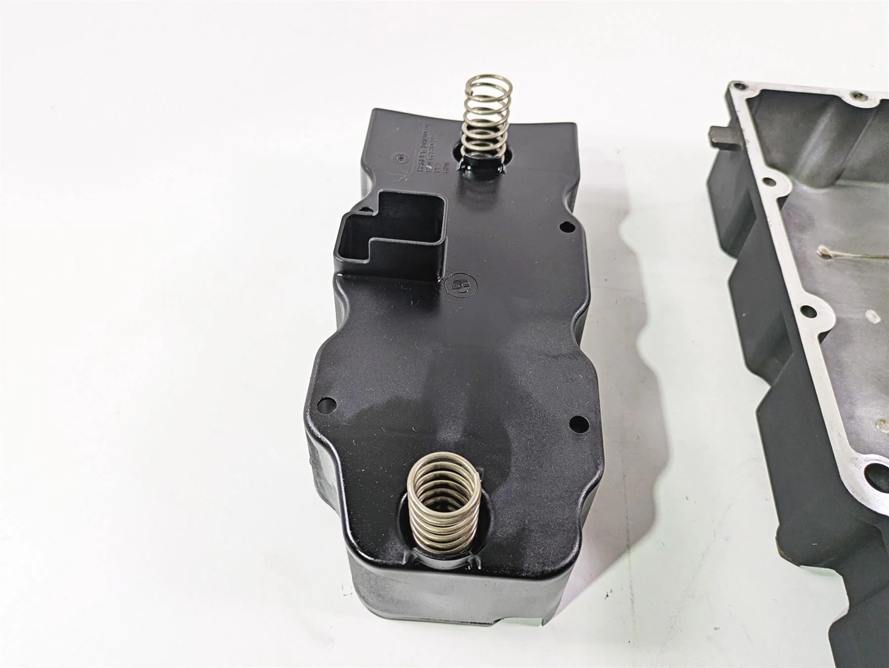 2007 Harley Touring FLHRSE CVO Road King Transmission Oil Pan 62489-99A 62711-99 - Image 4