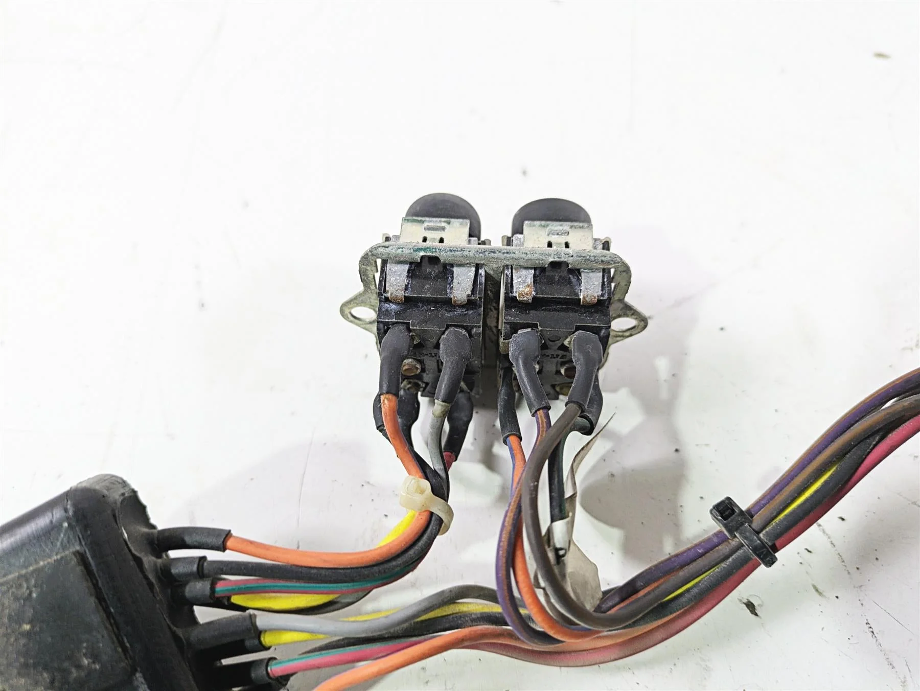 2007 Harley Touring FLHTCU SE CVO E-Glide Auxiliary Switch Set 70290-07 - Image 11