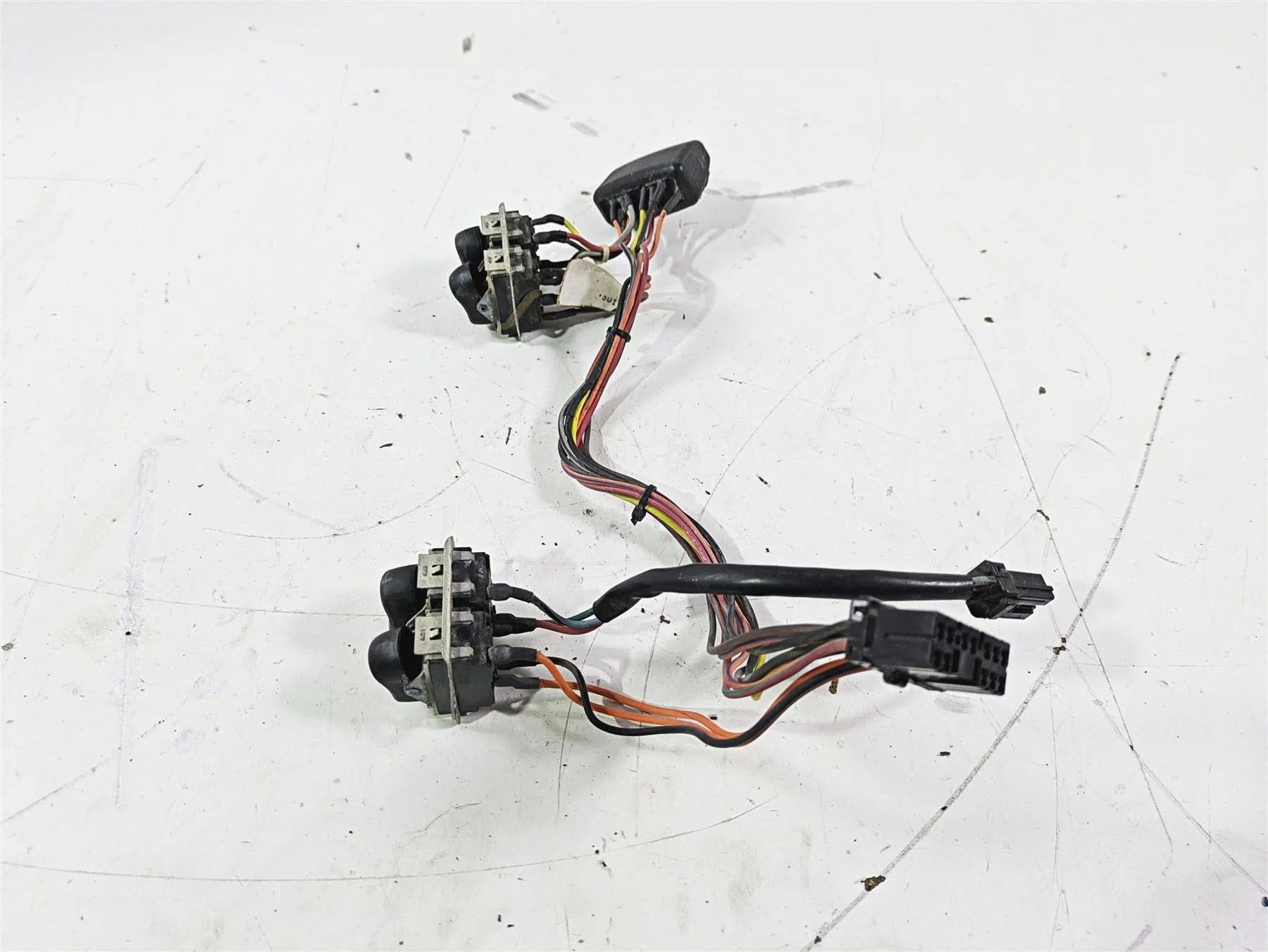 2007 Harley Touring FLHTCU SE CVO E-Glide Auxiliary Switch Set 70290-07 - Image 2