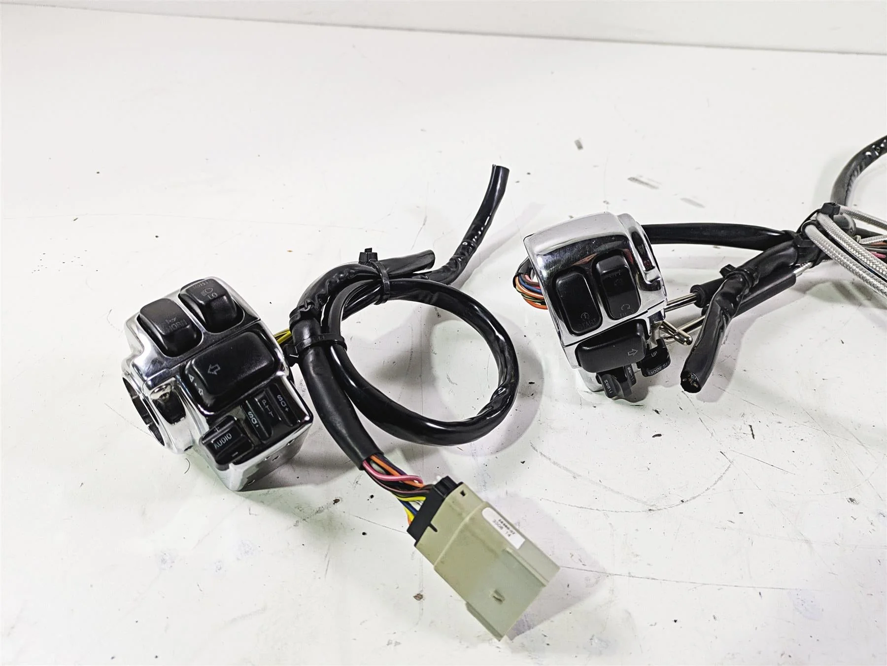 2007 Harley Touring FLHTCU SE CVO E-Glide Chrome Hand Control Switches 71682-06A - Image 2