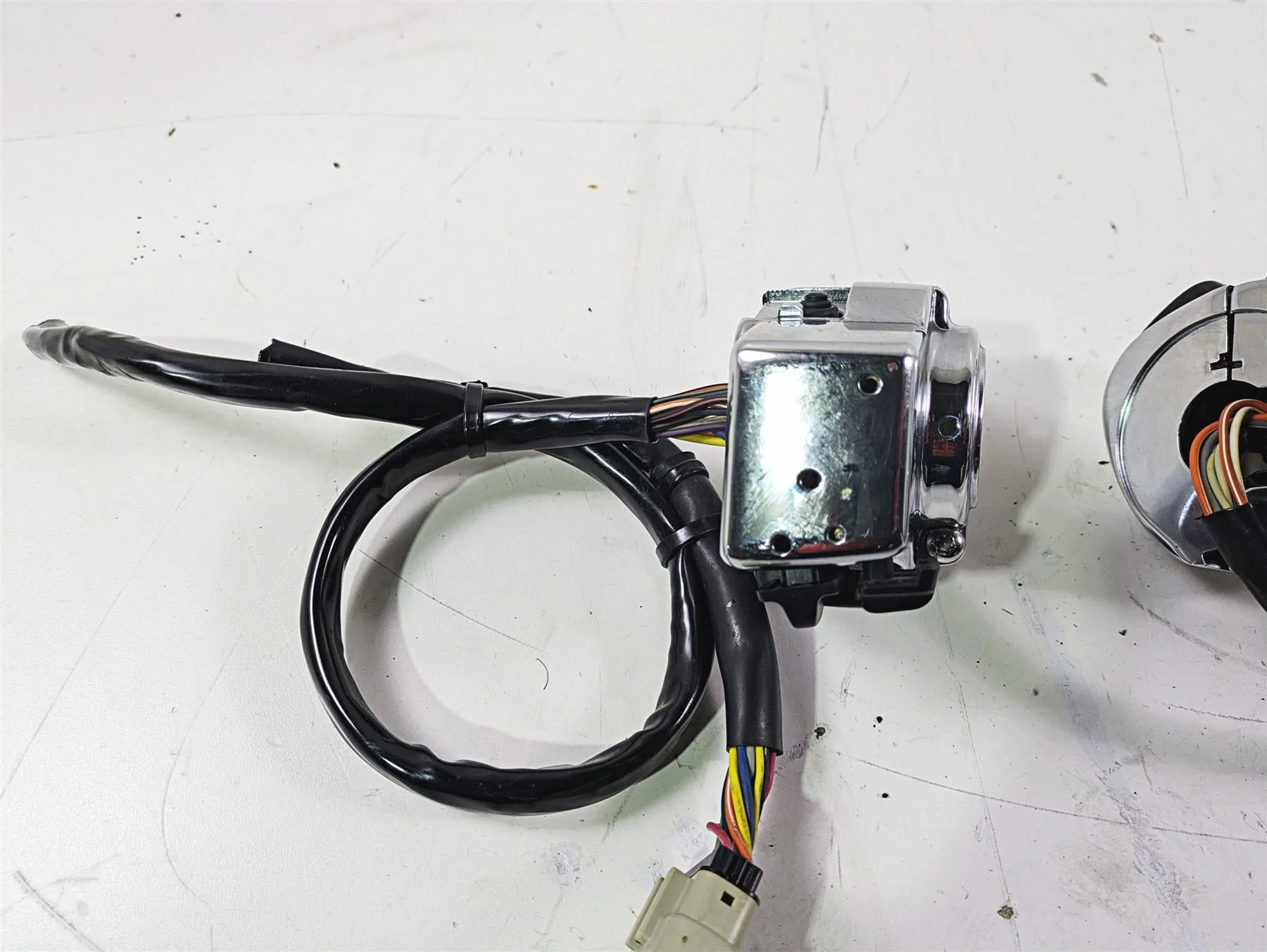 2007 Harley Touring FLHTCU SE CVO E-Glide Chrome Hand Control Switches 71682-06A - Image 9