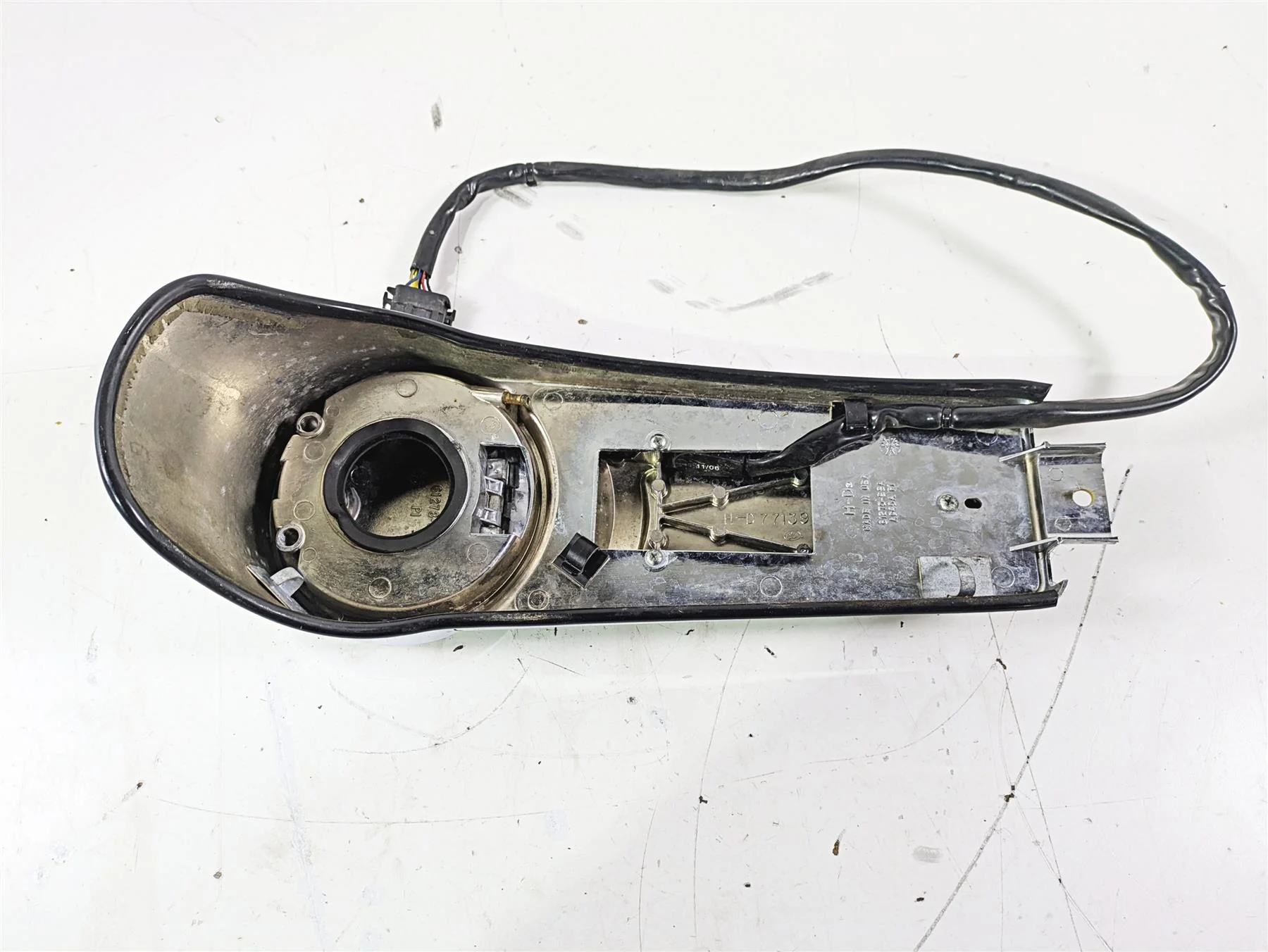 2007 Harley Touring FLHTCU SE CVO E-Glide Fuel Tank Dash Cover 61270-98A - Image 11