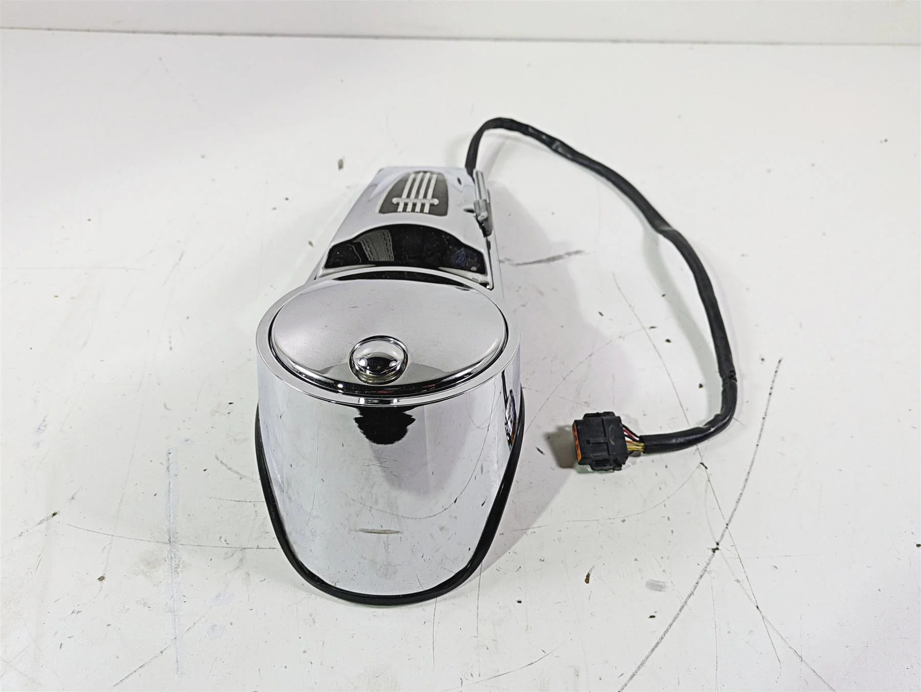 2007 Harley Touring FLHTCU SE CVO E-Glide Fuel Tank Dash Cover 61270-98A - Image 4
