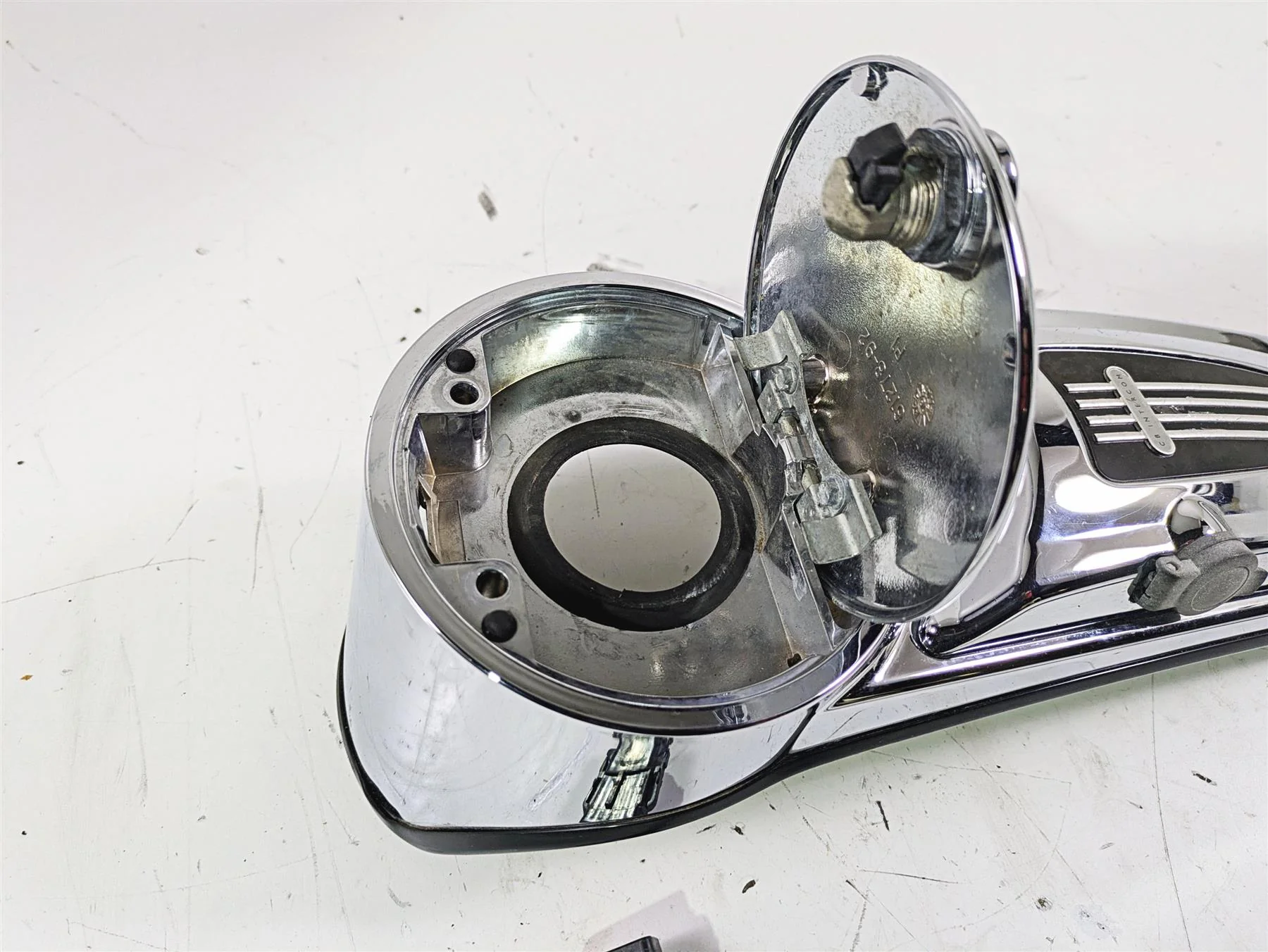 2007 Harley Touring FLHTCU SE CVO E-Glide Fuel Tank Dash Cover 61270-98A - Image 7