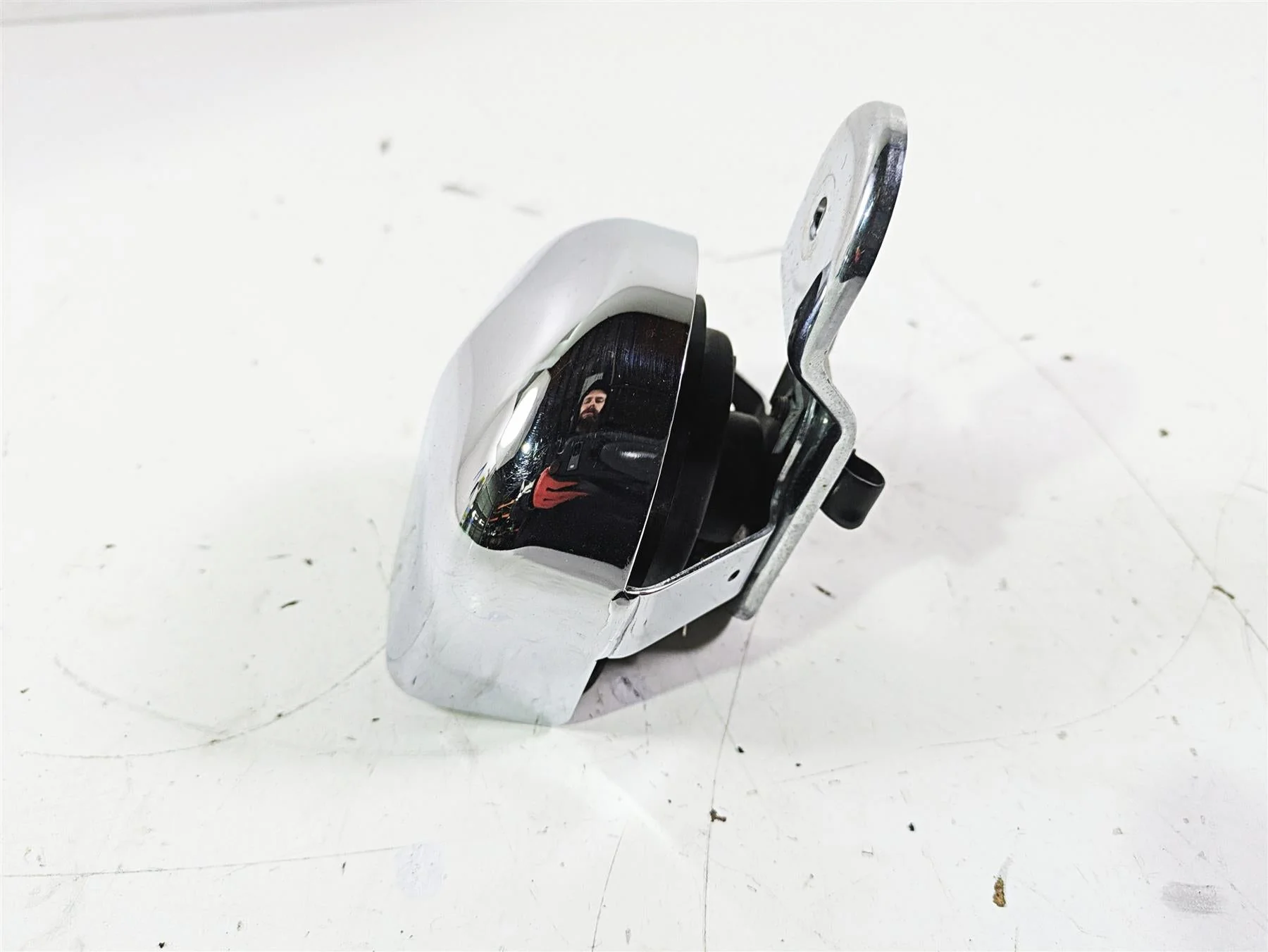 2007 Harley Touring FLHTCU SE CVO E-Glide Horn & Chrome Cover 61300478A - Image 2