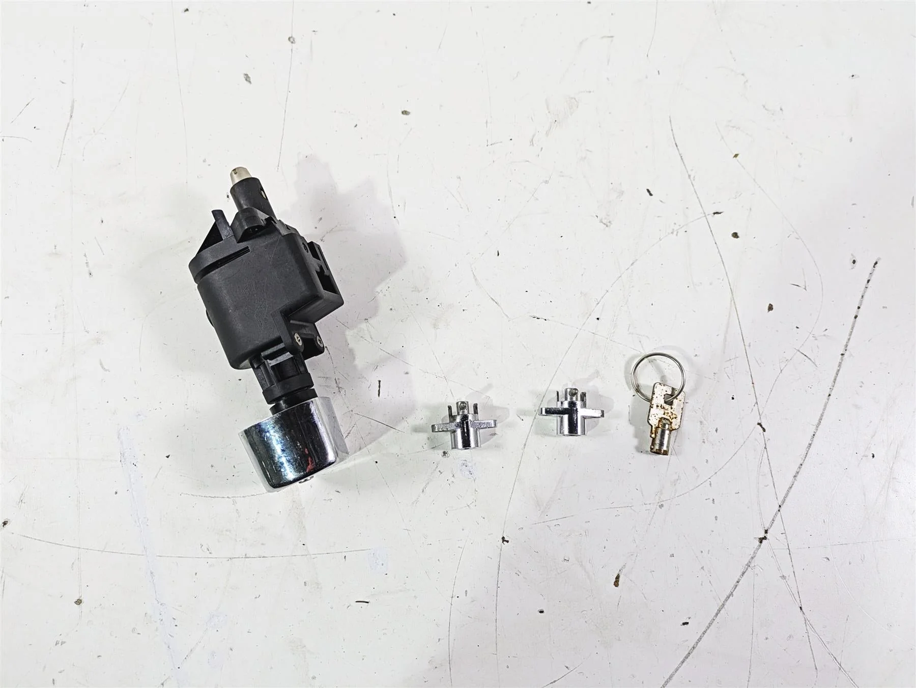 2007 Harley Touring FLHTCU SE CVO E-Glide Ignition Switch Key Lock Set 71572-06 - Image 4
