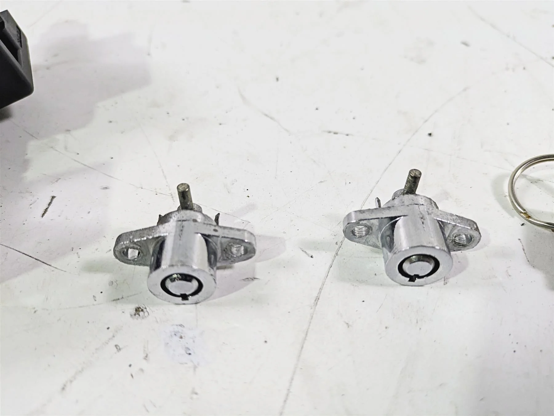 2007 Harley Touring FLHTCU SE CVO E-Glide Ignition Switch Key Lock Set 71572-06 - Image 5