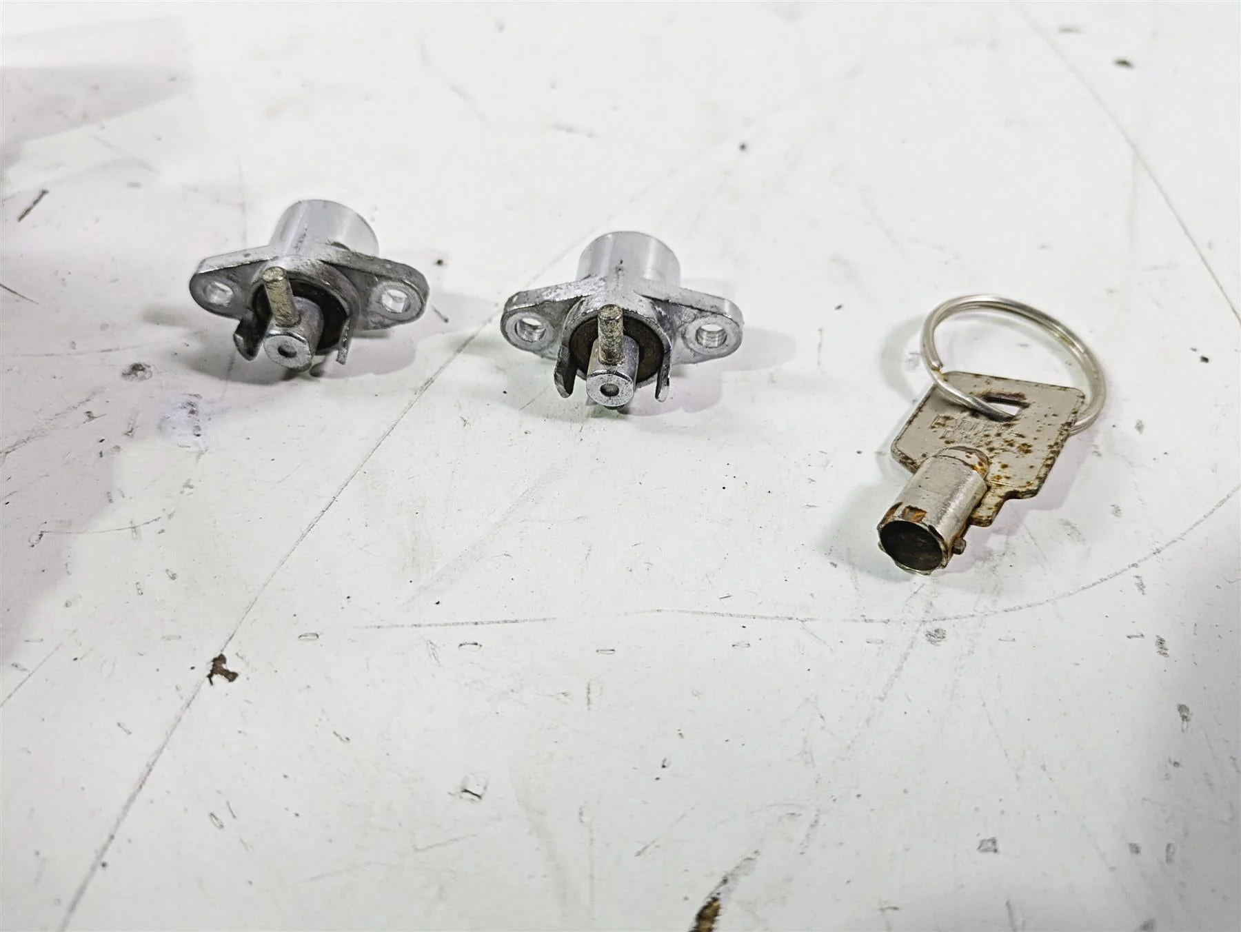 2007 Harley Touring FLHTCU SE CVO E-Glide Ignition Switch Key Lock Set 71572-06 - Image 7