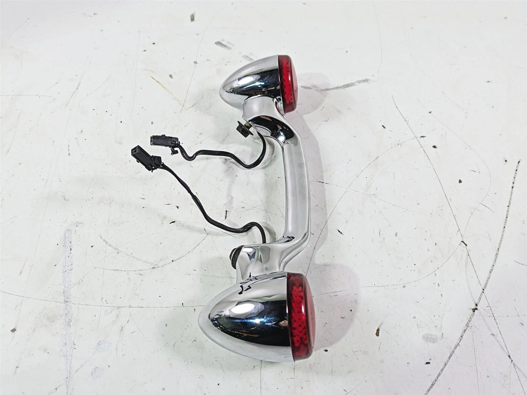 2007 Harley Touring FLHTCU SE CVO E-Glide Rear Blinker Turn Signal Bar 68629-05 - Image 4