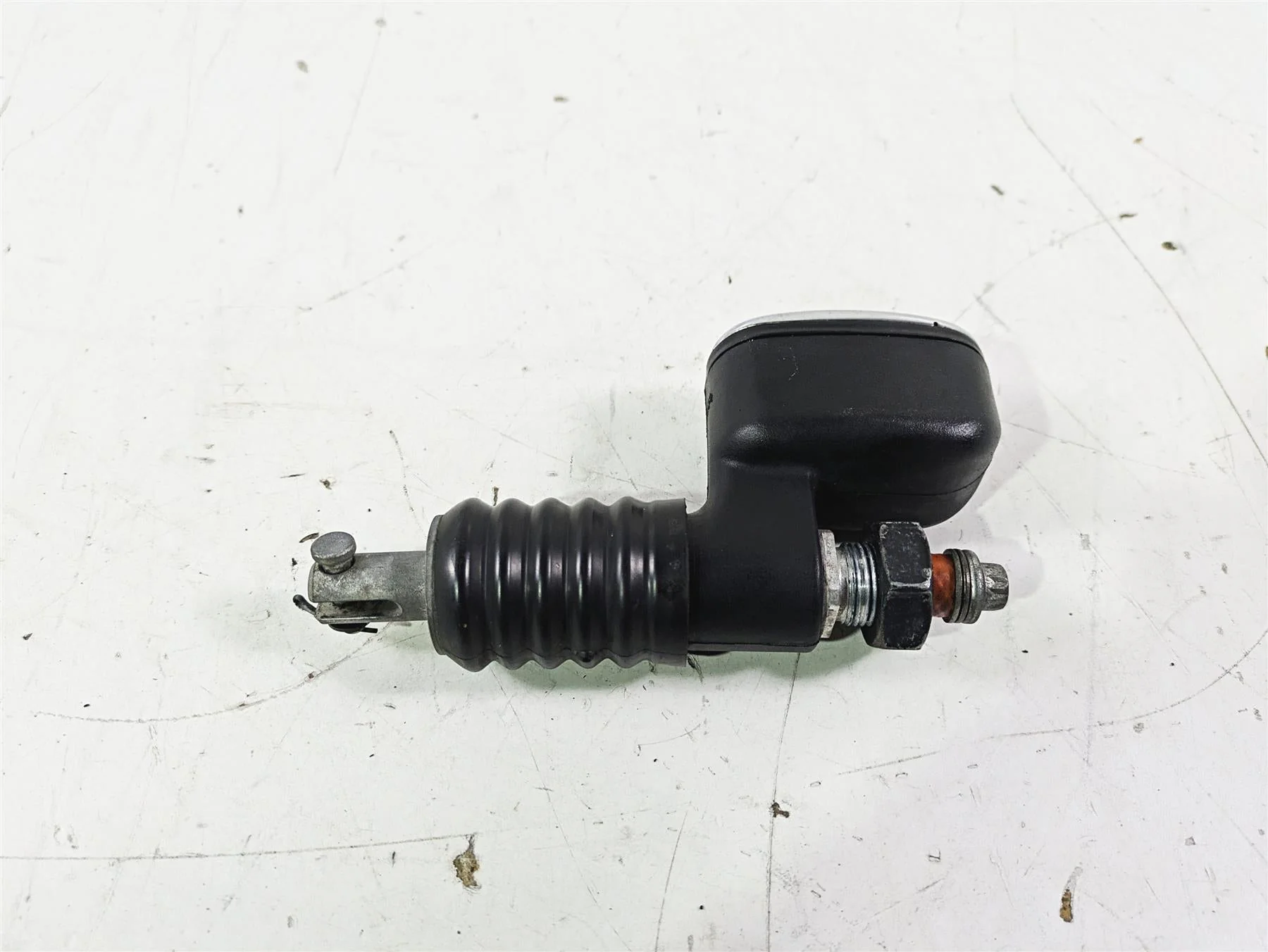 2007 Harley Touring FLHTCU SE CVO E-Glide Rear Brake Master Cylinder 41767-05E - Image 3