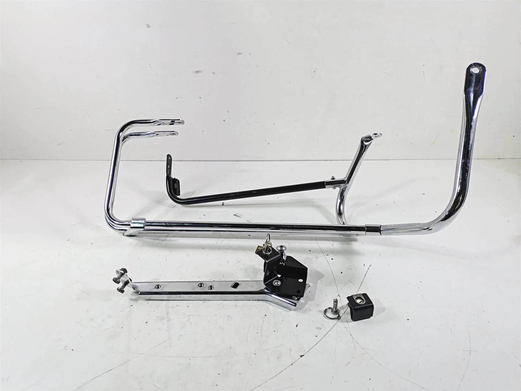 2007 Harley Touring FLHTCU SE CVO E-Glide Right Saddlebag Guard 49207-04