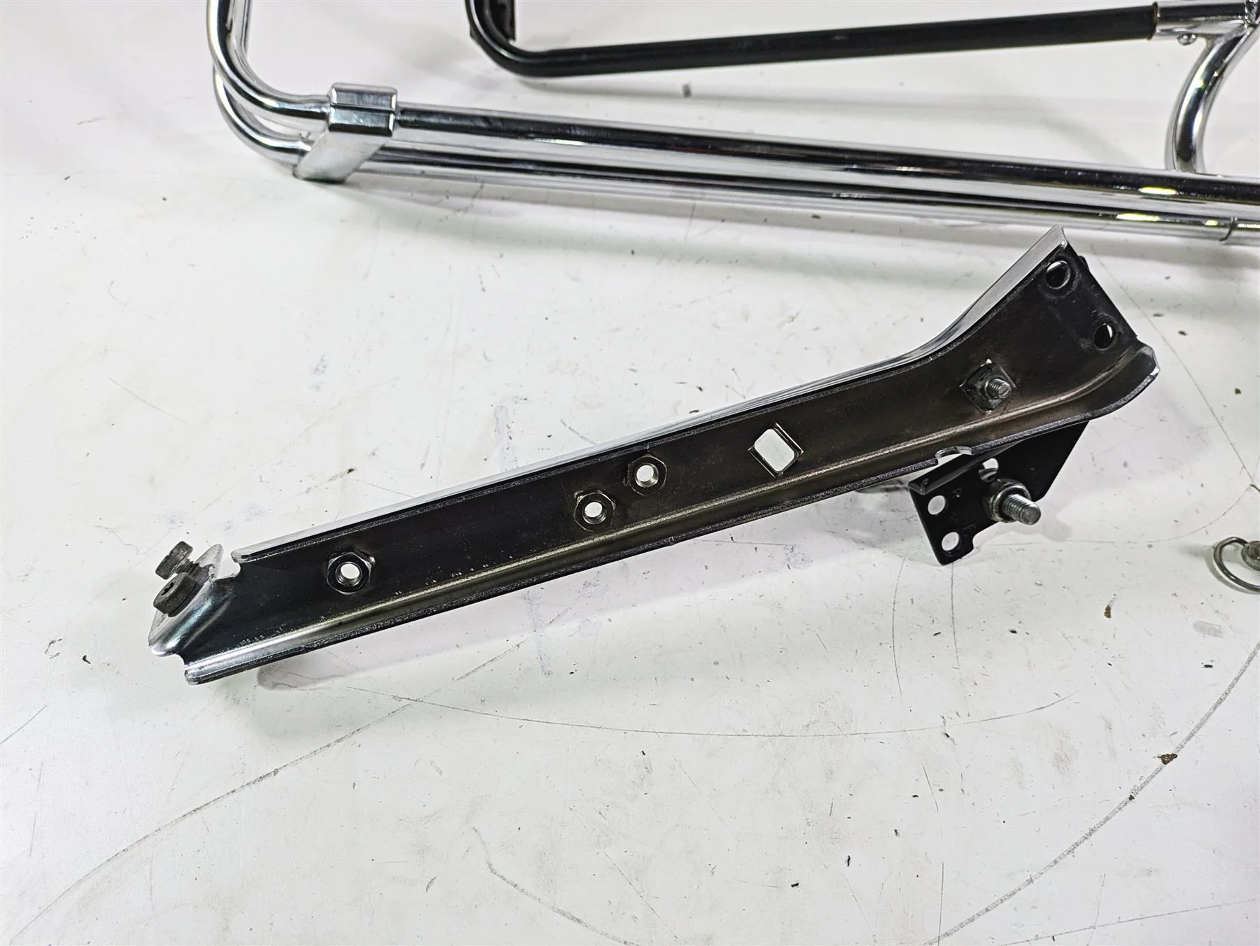 2007 Harley Touring FLHTCU SE CVO E-Glide Right Saddlebag Guard 49207-04 - Image 4