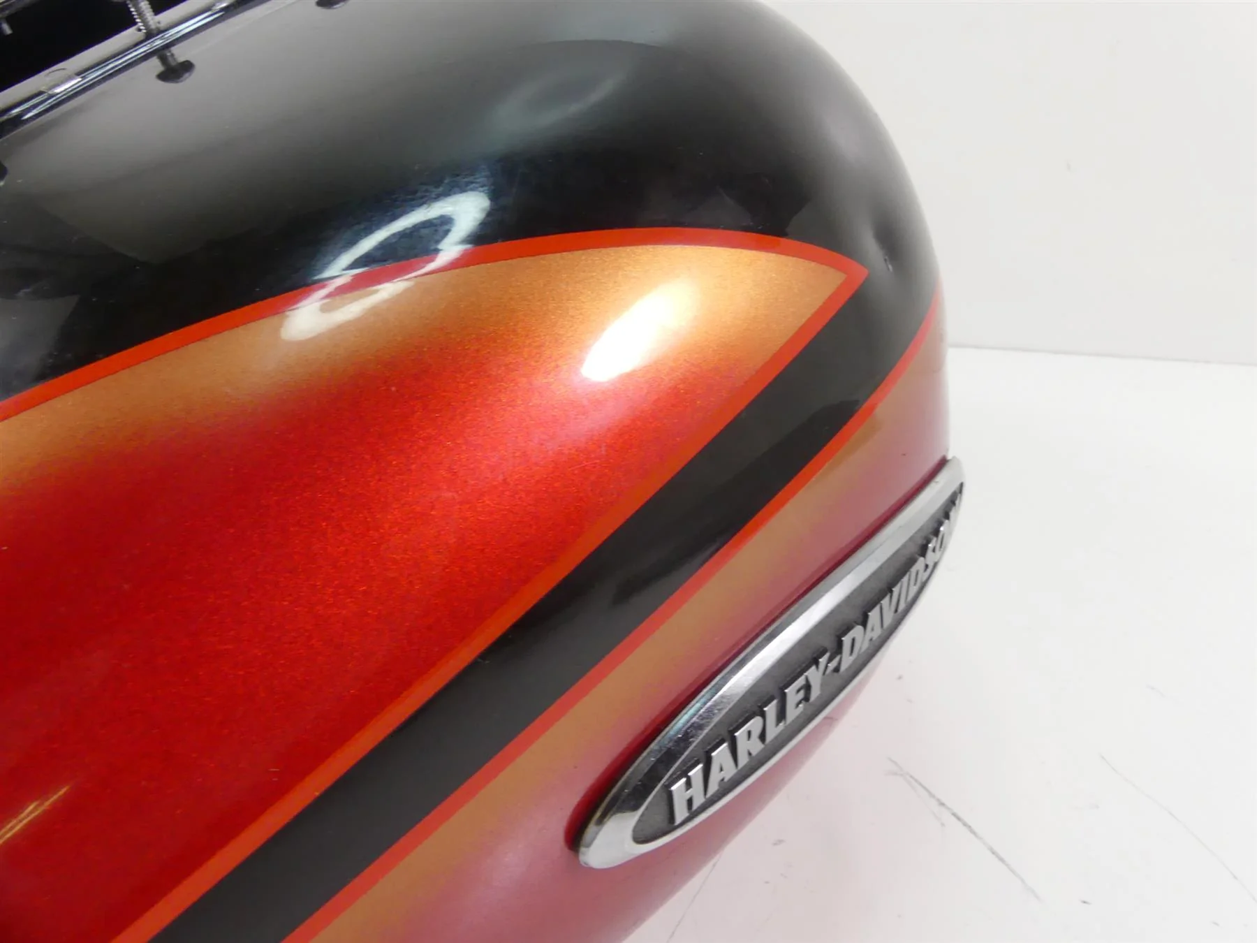 2007 Harley Touring FLHTCU SE CVO Electra Glide Fuel Gas Tank - Read 61356-03 - Image 5