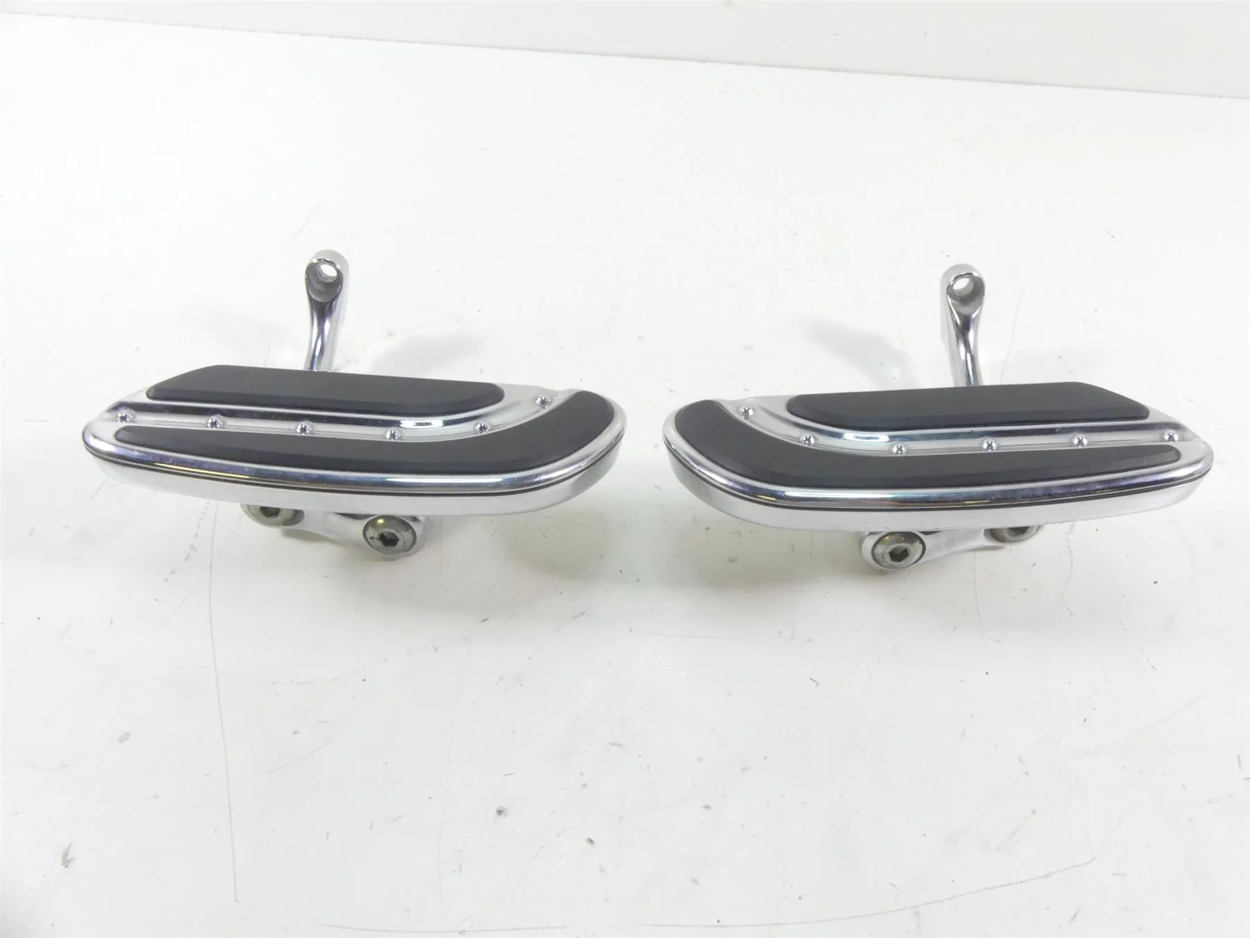 2007 Harley Touring FLHTCU SE CVO Electra Glide Rear Floor Board Set 50700-04 - Image 2