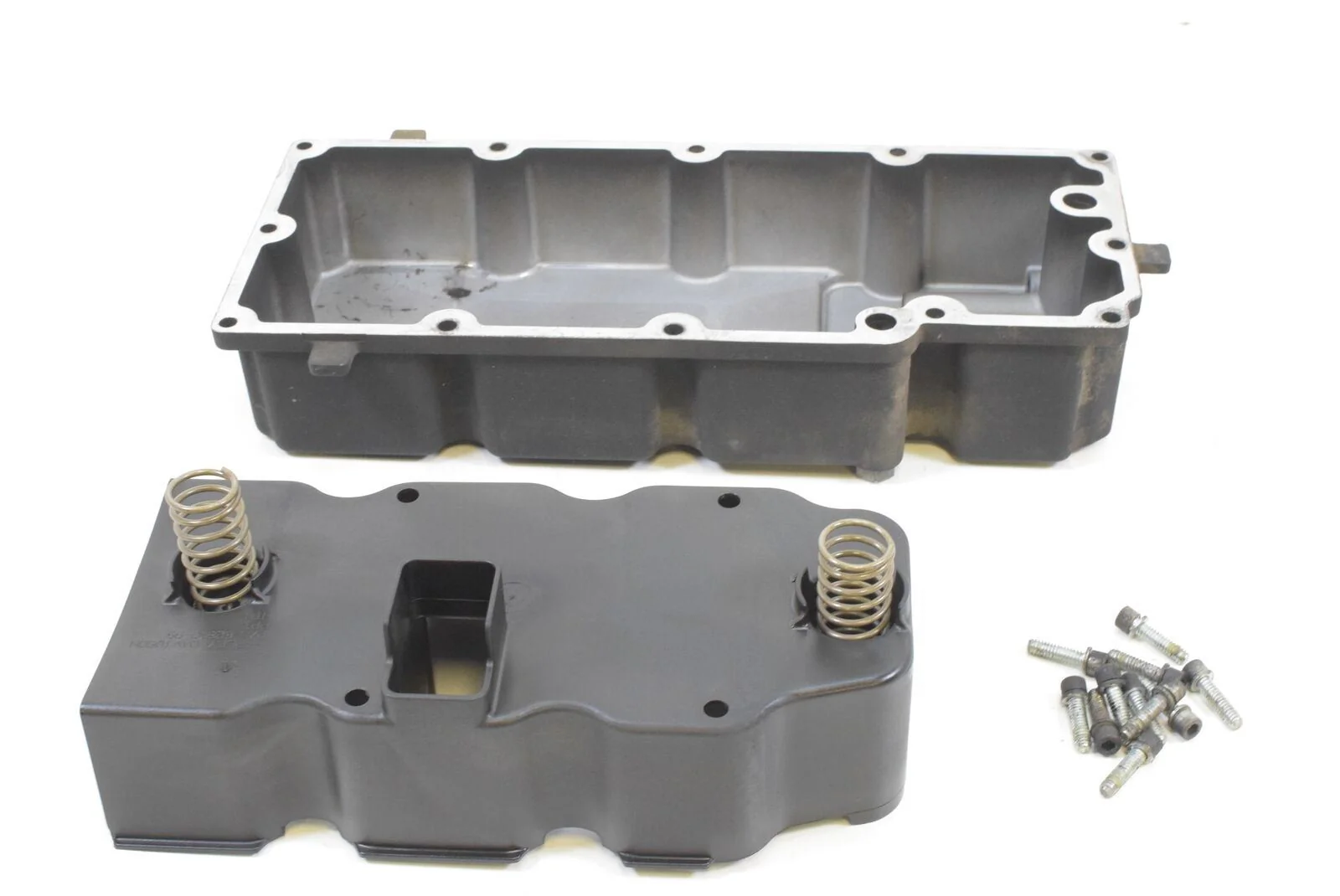 2007 Harley Touring FLHX Street Glide Transmission Oil Pan Cover 62711-99 - Image 5