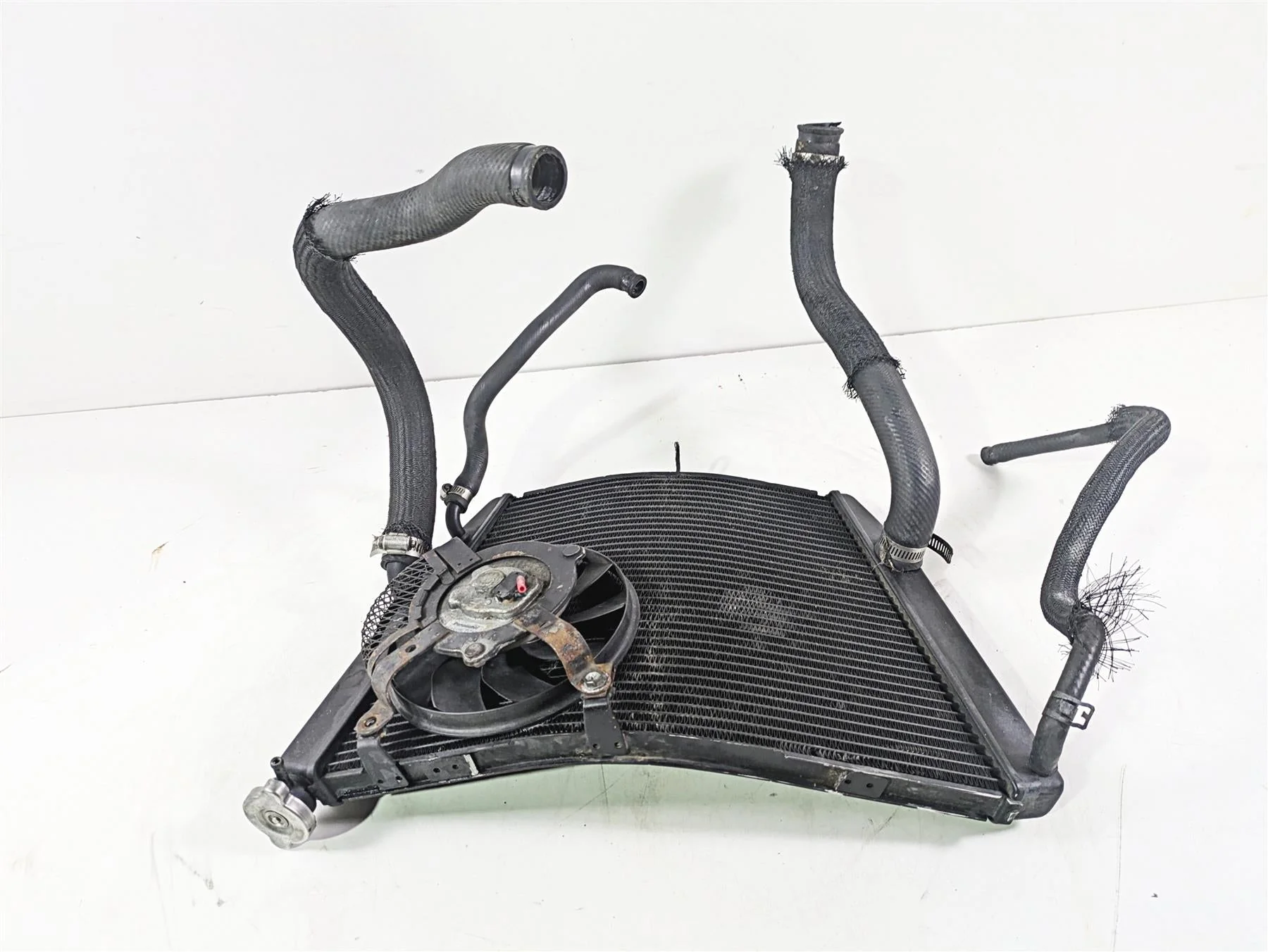 2007 Suzuki GSXR600 Coolant Radiator - No Leaks & Straight 17710-01H00 - Image 3