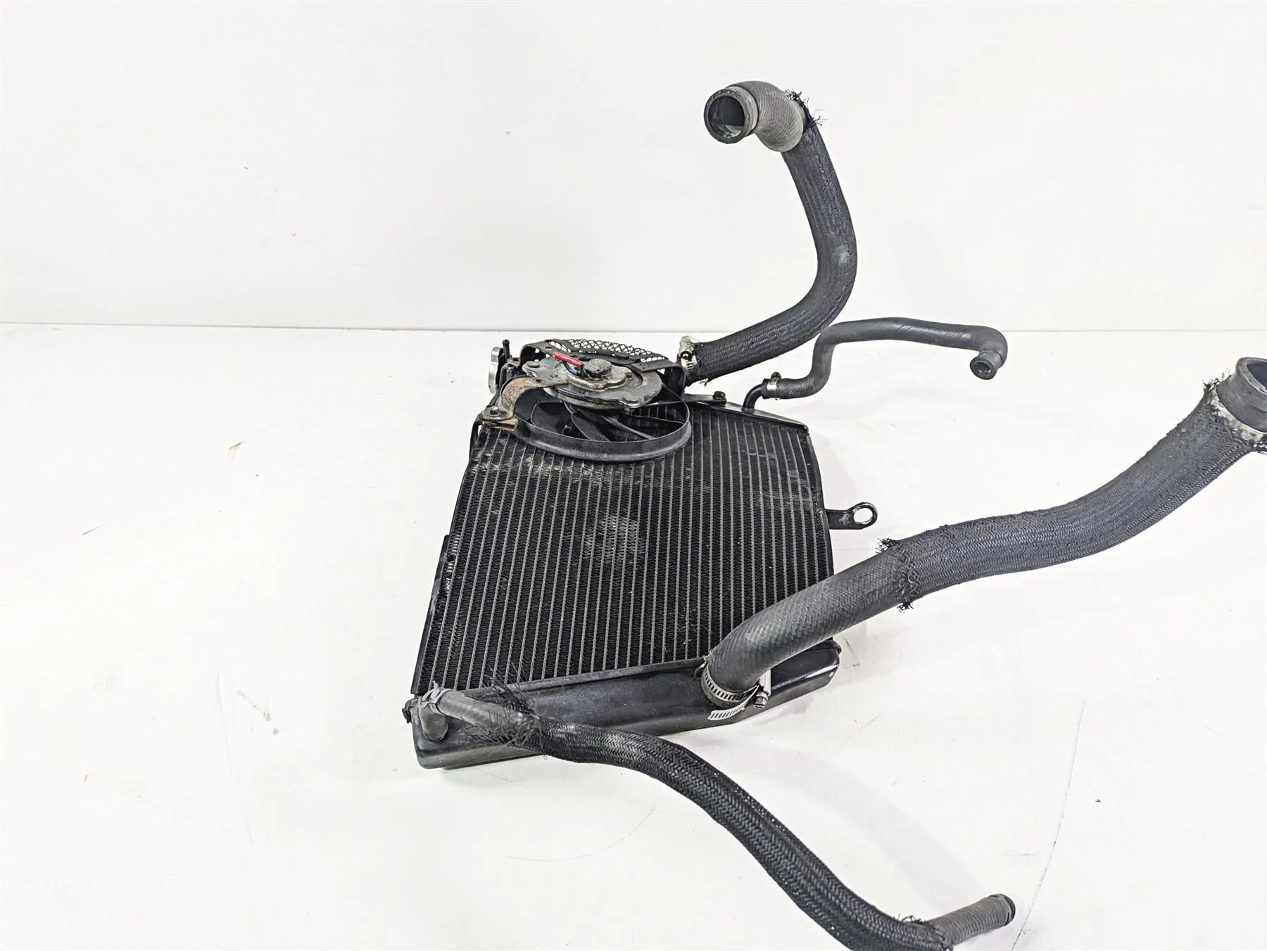2007 Suzuki GSXR600 Coolant Radiator - No Leaks & Straight 17710-01H00 - Image 4