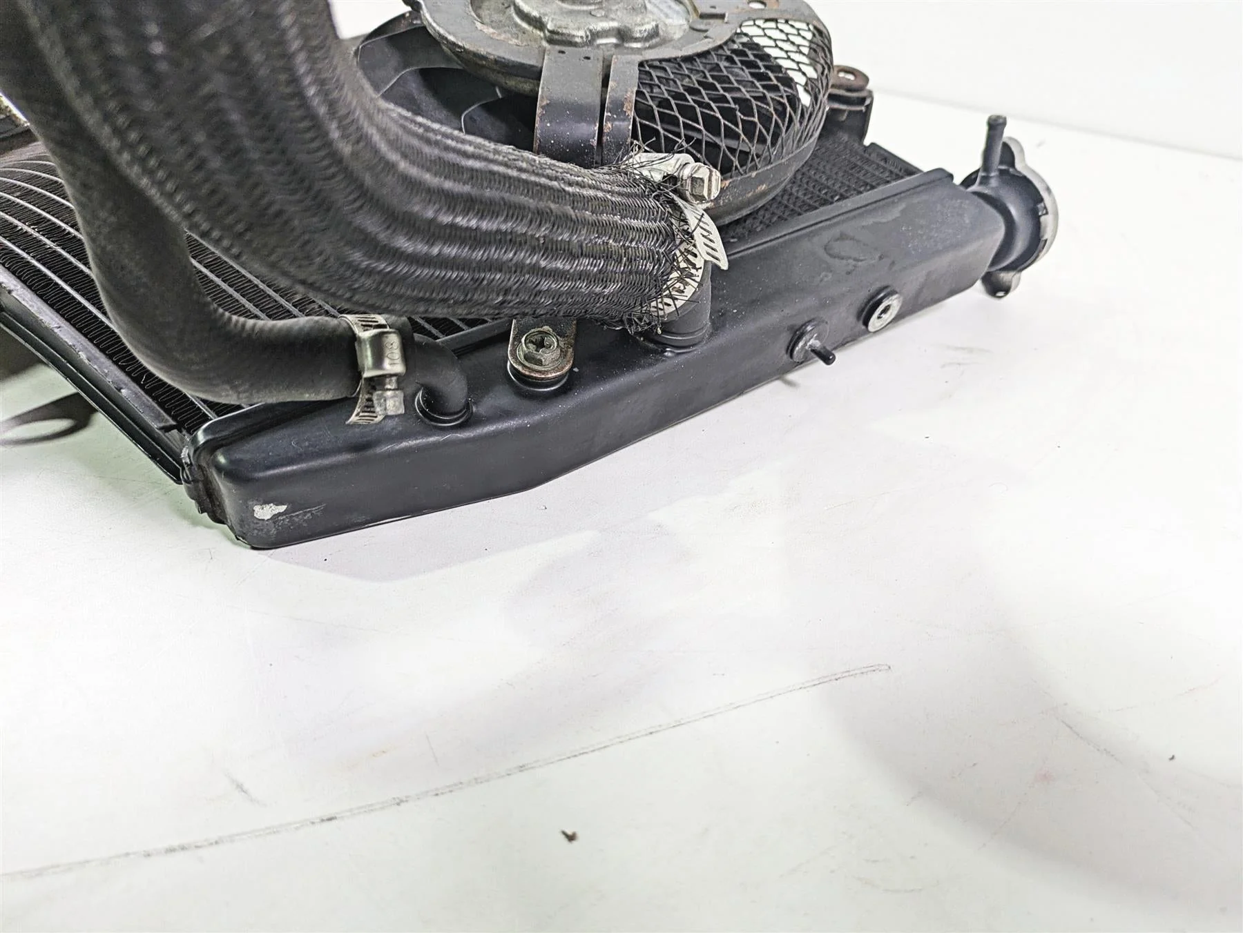 2007 Suzuki GSXR600 Coolant Radiator - No Leaks & Straight 17710-01H00 - Image 8