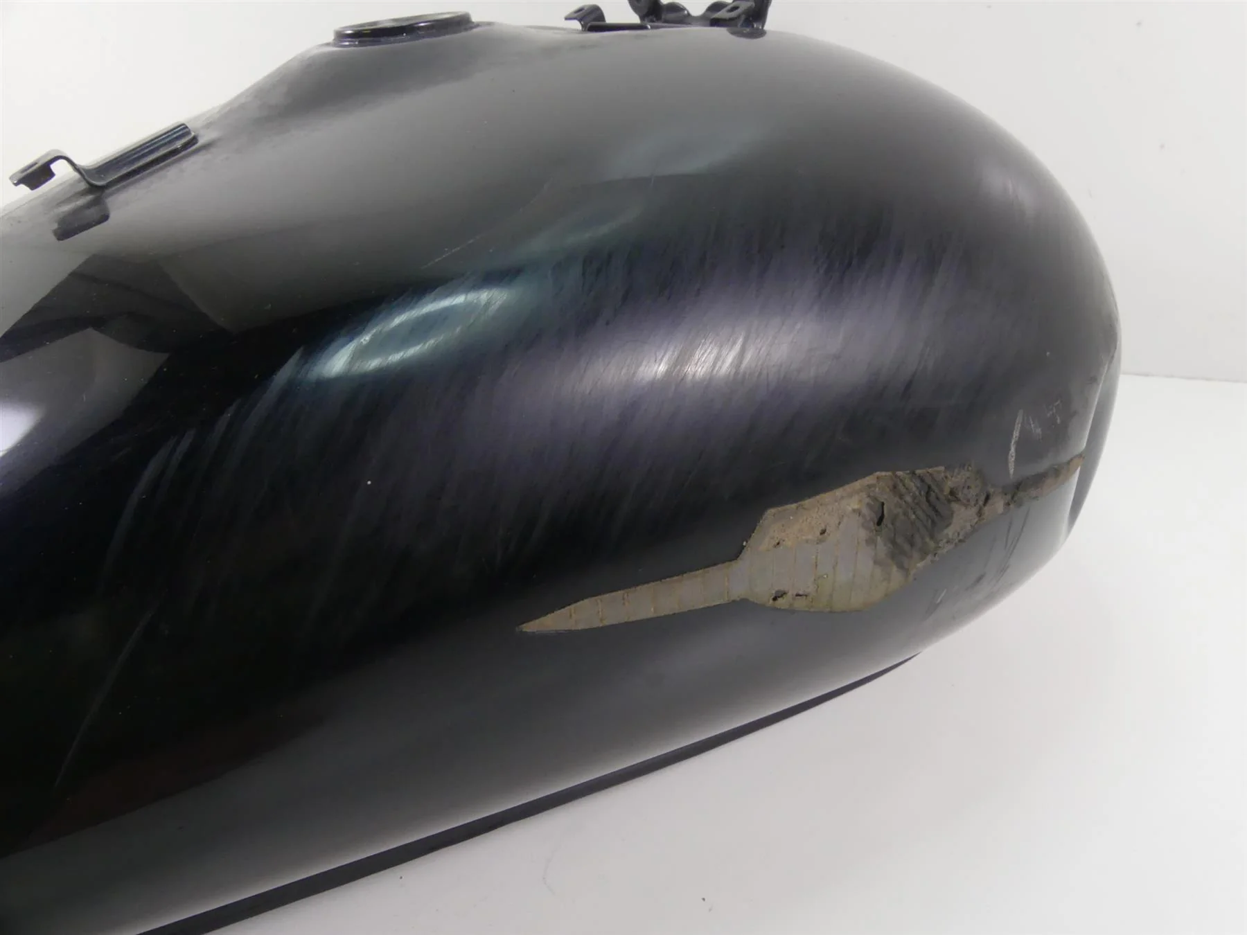 2007 Suzuki M109R VZR1800 Boulevard Fuel Gas Petrol Tank -Dent 44100-48G00 - Image 4