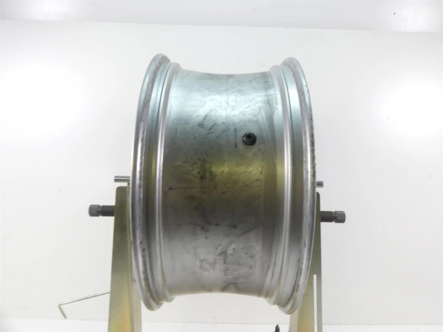 2007 Suzuki M109R VZR1800 Boulevard Straight Rear Wheel Rim 18x8.5 64100-48810- - Image 2