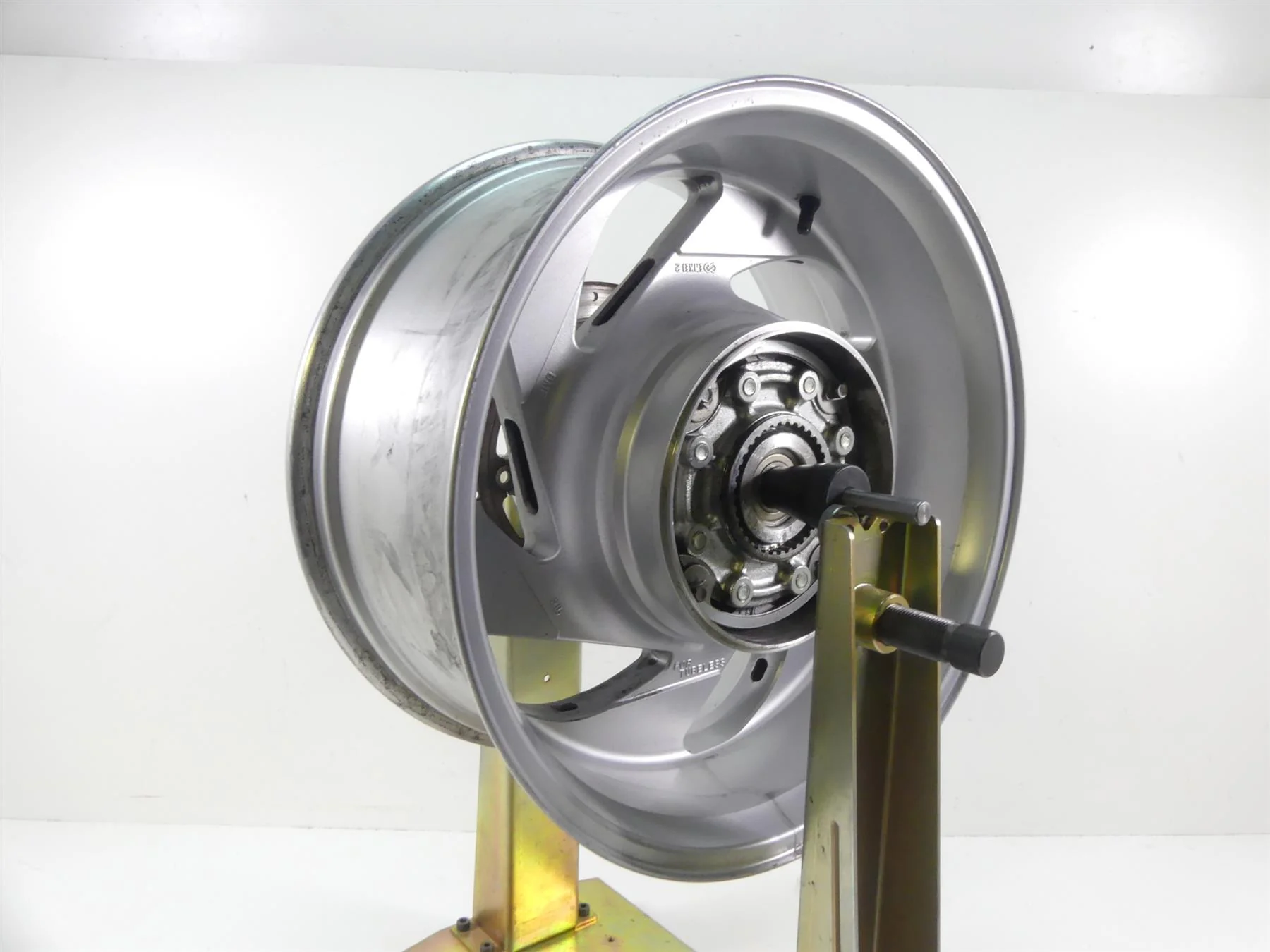 2007 Suzuki M109R VZR1800 Boulevard Straight Rear Wheel Rim 18x8.5 64100-48810- - Image 3