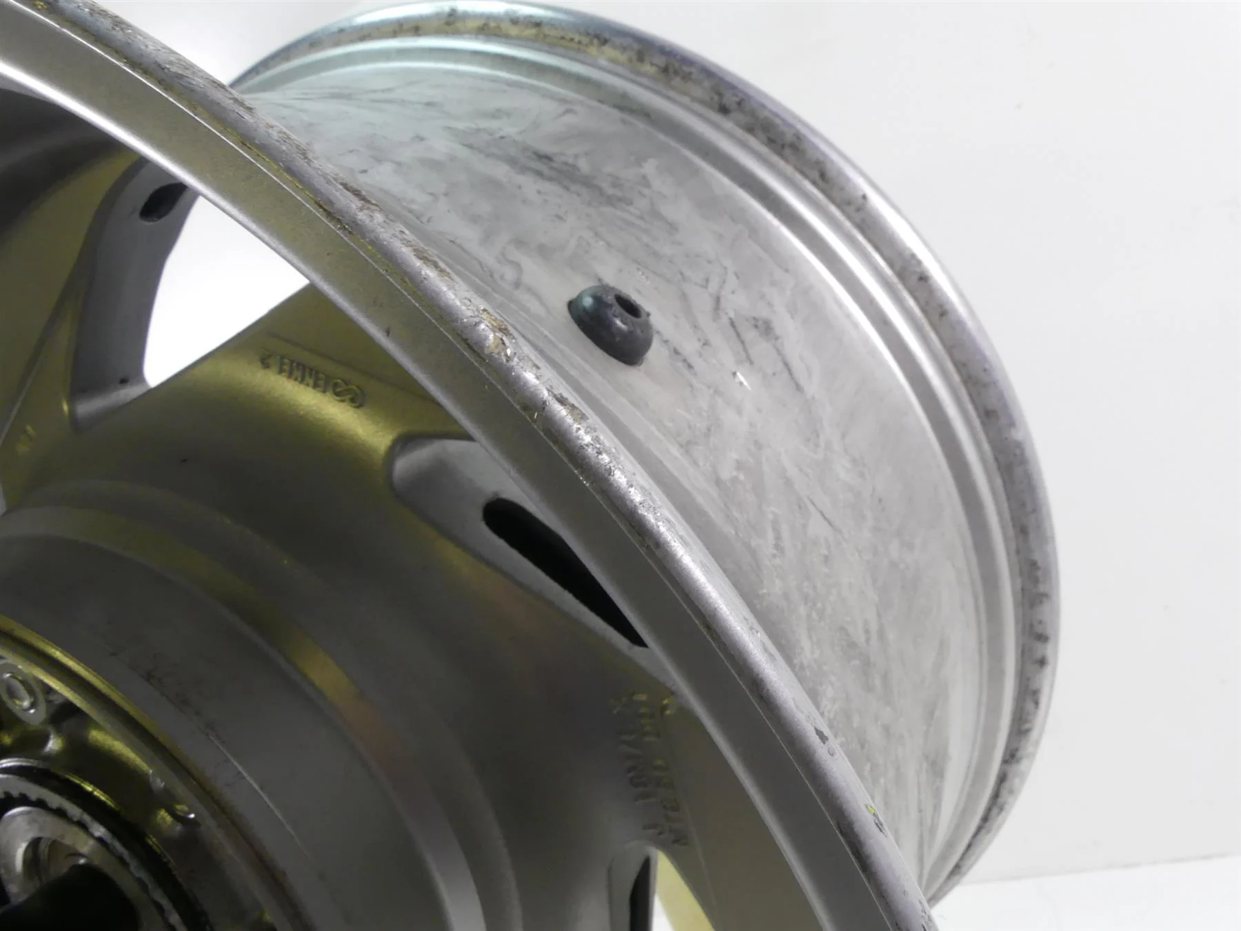 2007 Suzuki M109R VZR1800 Boulevard Straight Rear Wheel Rim 18x8.5 64100-48810- - Image 6
