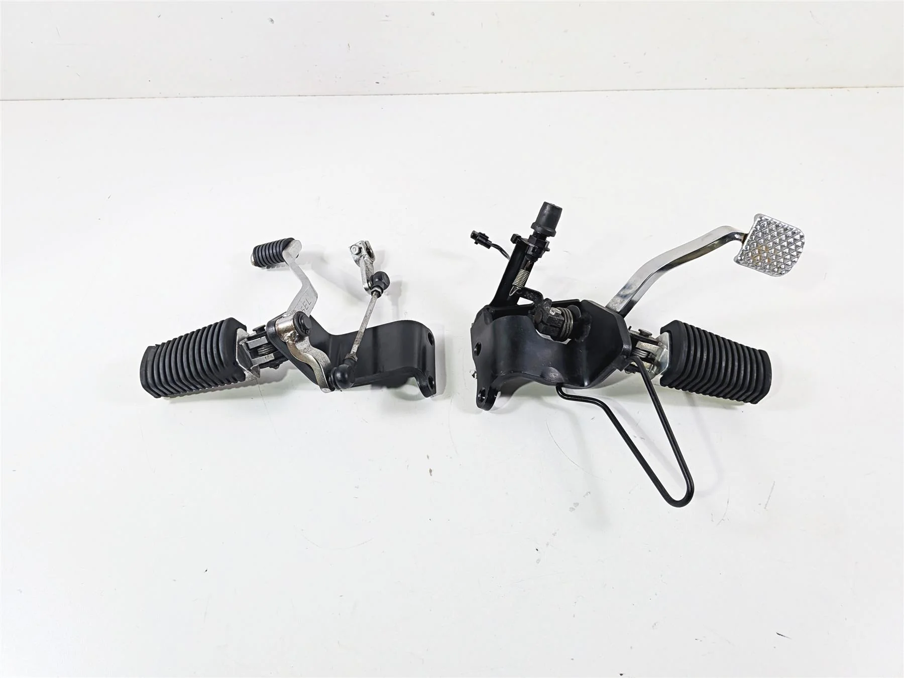 2007 Yamaha XVS1100 V-Star Custom Front Footpegs & Foot Lever Set 5EL-27410-00