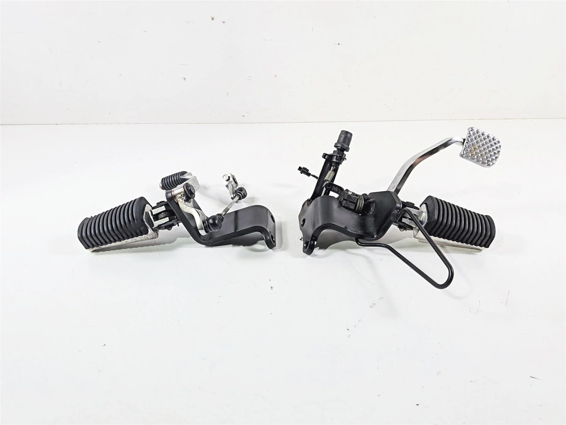 2007 Yamaha XVS1100 V-Star Custom Front Footpegs & Foot Lever Set 5EL-27410-00 - Image 2