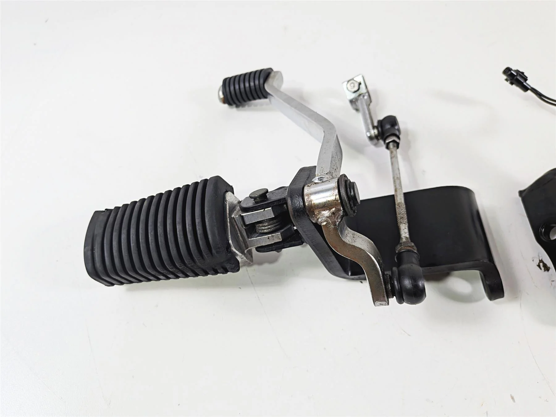 2007 Yamaha XVS1100 V-Star Custom Front Footpegs & Foot Lever Set 5EL-27410-00 - Image 3