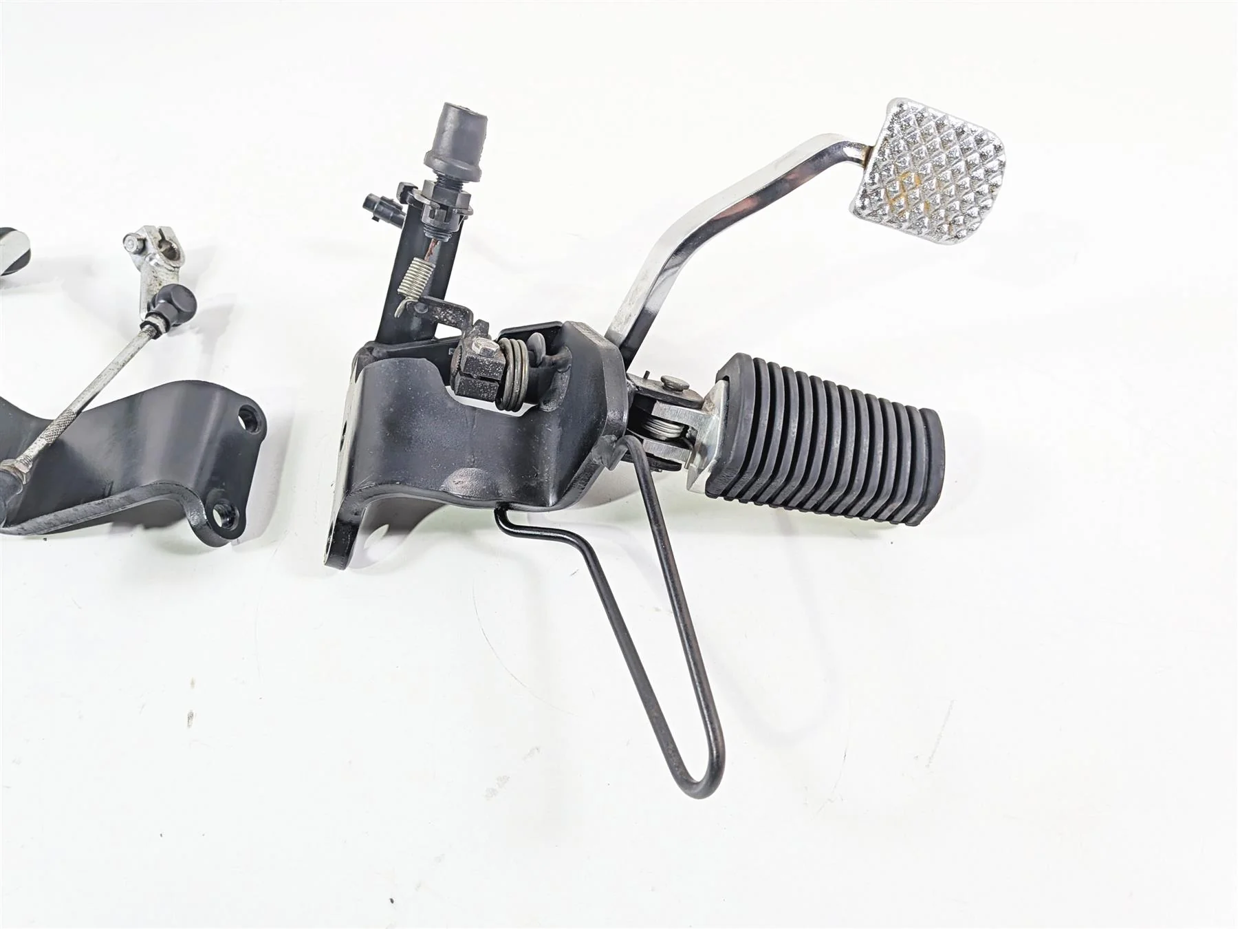2007 Yamaha XVS1100 V-Star Custom Front Footpegs & Foot Lever Set 5EL-27410-00 - Image 4