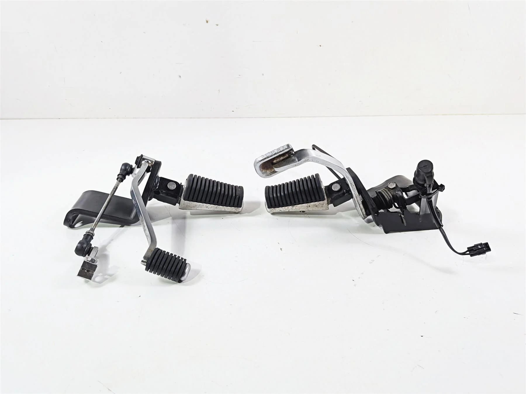 2007 Yamaha XVS1100 V-Star Custom Front Footpegs & Foot Lever Set 5EL-27410-00 - Image 6