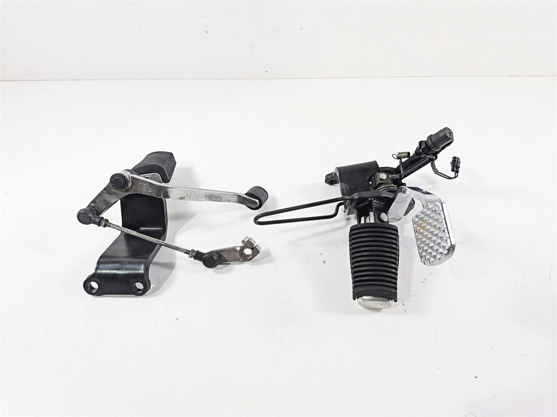 2007 Yamaha XVS1100 V-Star Custom Front Footpegs & Foot Lever Set 5EL-27410-00 - Image 7