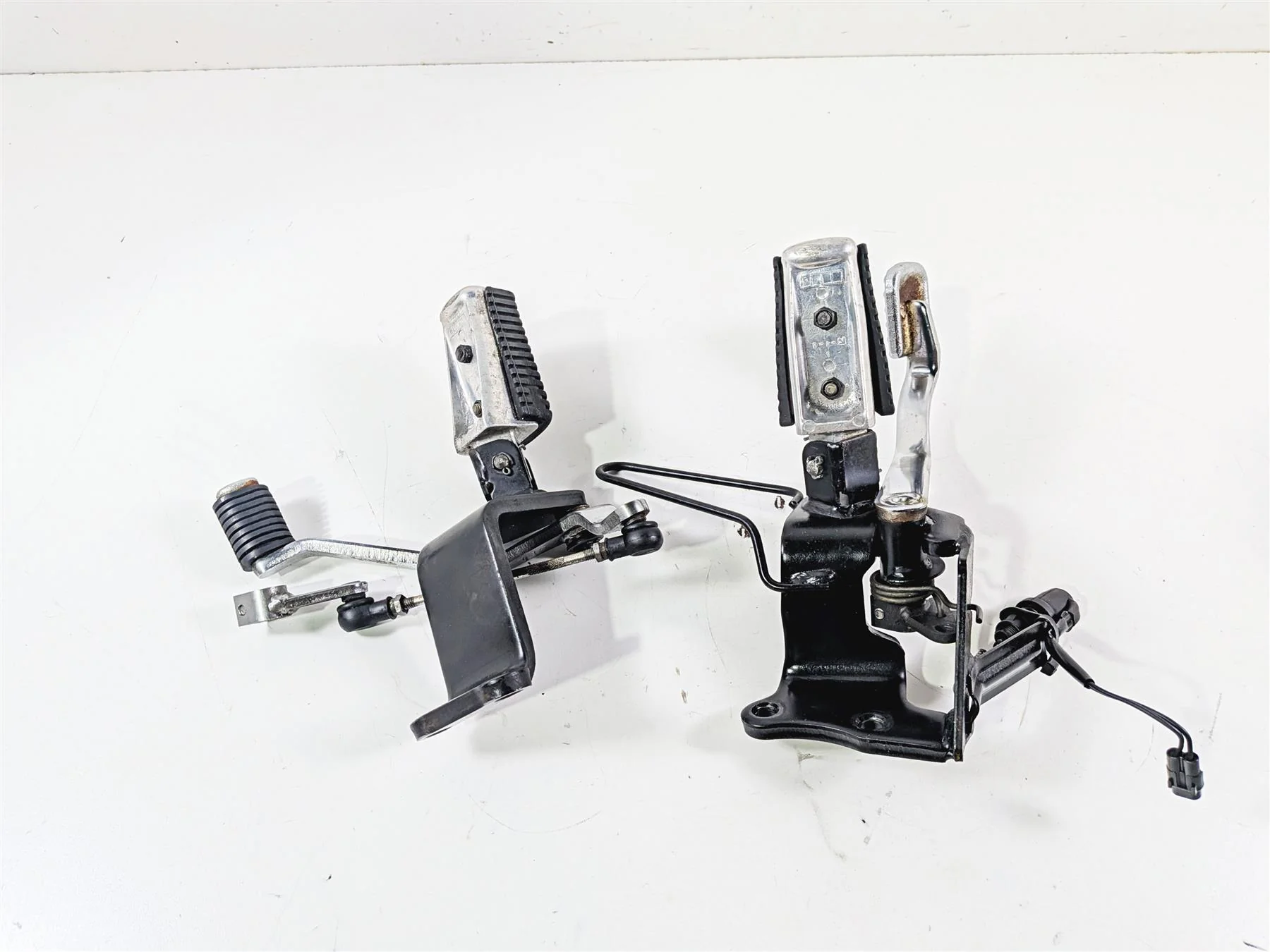2007 Yamaha XVS1100 V-Star Custom Front Footpegs & Foot Lever Set 5EL-27410-00 - Image 8